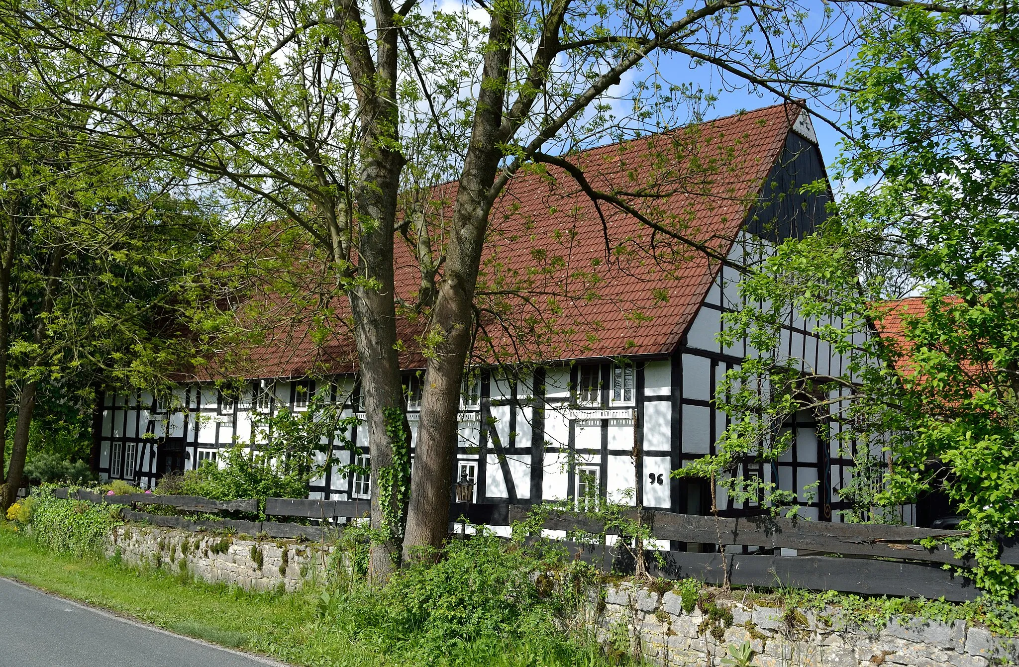 Photo showing: Hofanlage mit Haupthaus, Leibzucht und Stallgebäude