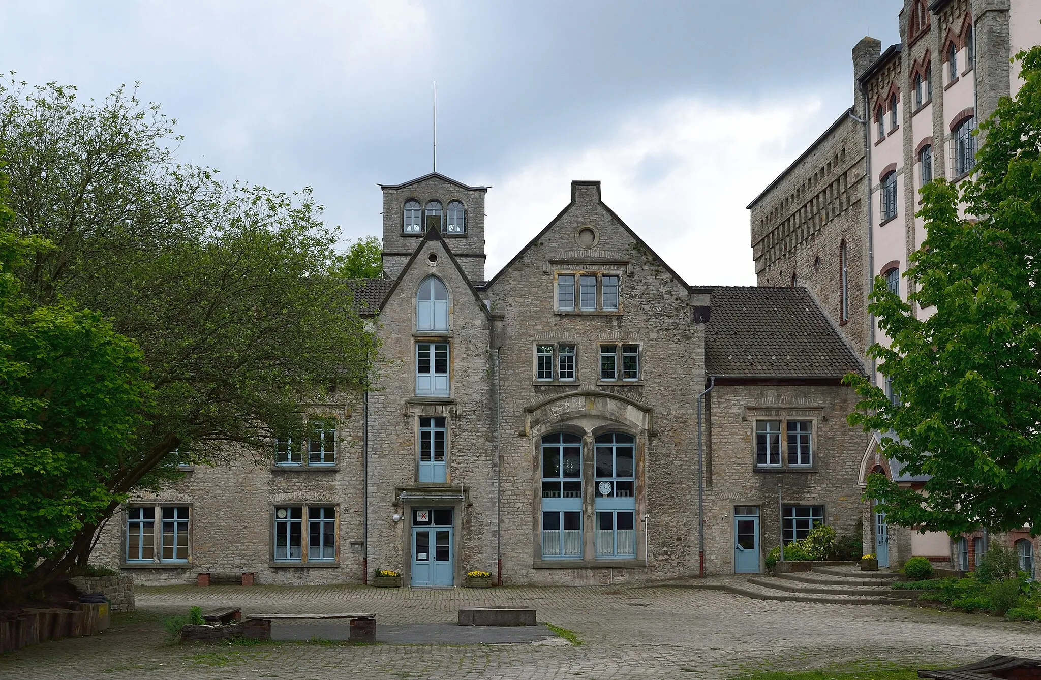 Photo showing: This is a photograph of an architectural monument. It is on the list of cultural monuments of Detmold, no. 145.
ehemalige Brauerei Falkenkrug, heute Waldorfschule