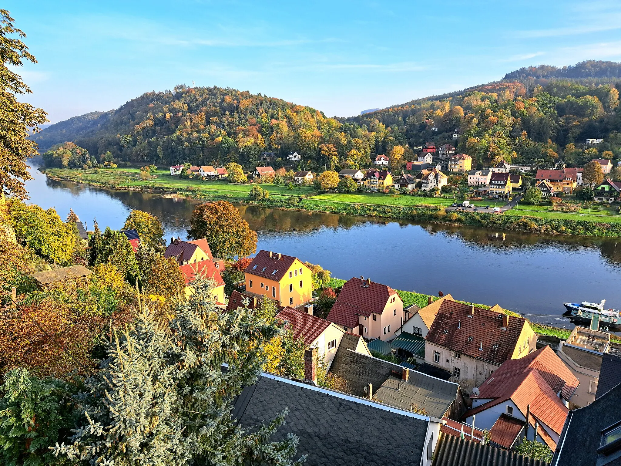 Photo showing: Die Burg Wehlen ist eine teilweise erhaltene Spornburg auf einem Geländesporn bei 145 m ü. NN 25 Meter über der Elbe in der Stadt Wehlen im Landkreis Sächsische Schweiz-Osterzgebirge in Sachsen. Blick von der Burgruine