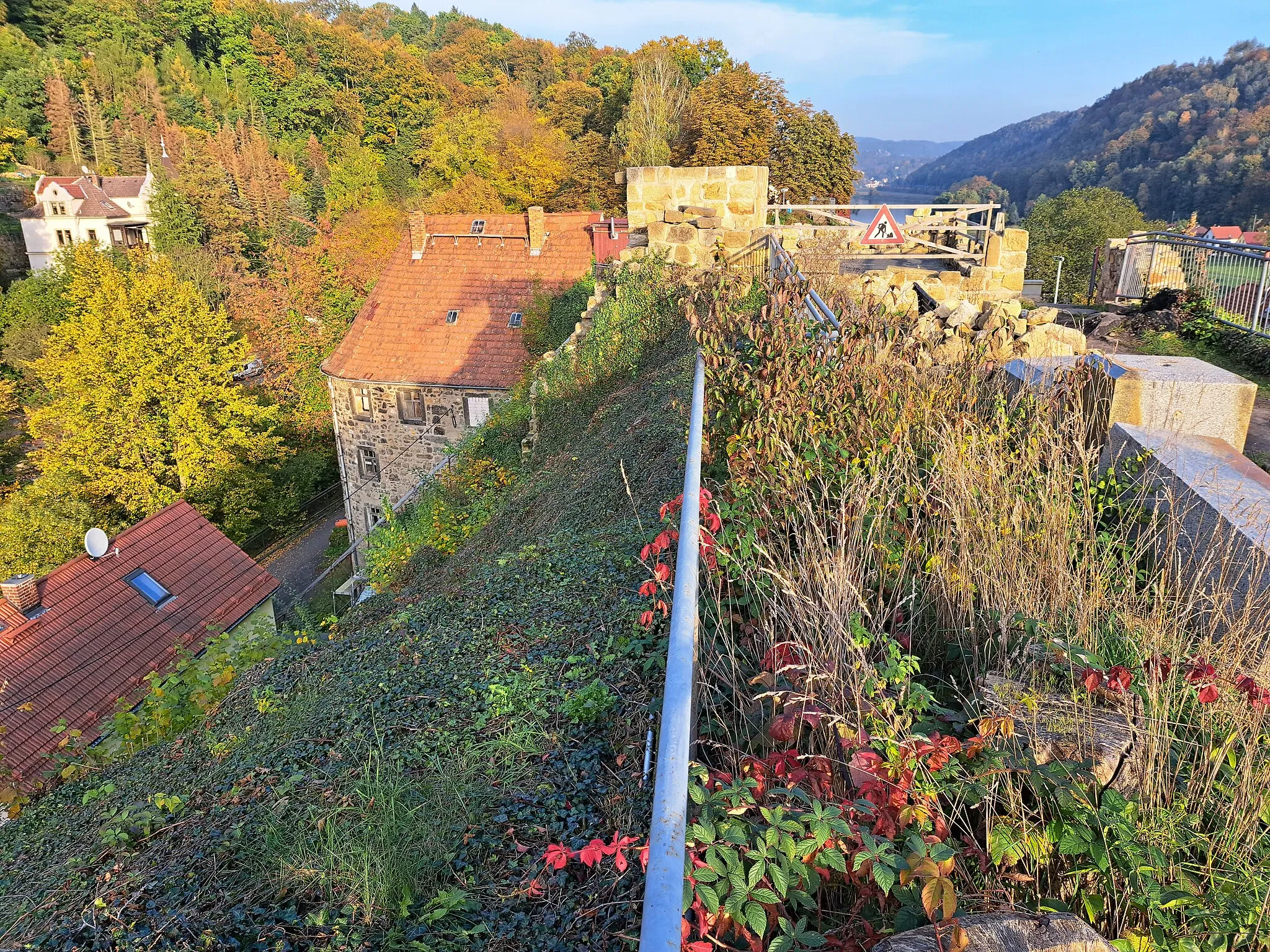 Photo showing: Die Burg Wehlen ist eine teilweise erhaltene Spornburg auf einem Geländesporn bei 145 m ü. NN 25 Meter über der Elbe in der Stadt Wehlen im Landkreis Sächsische Schweiz-Osterzgebirge in Sachsen.