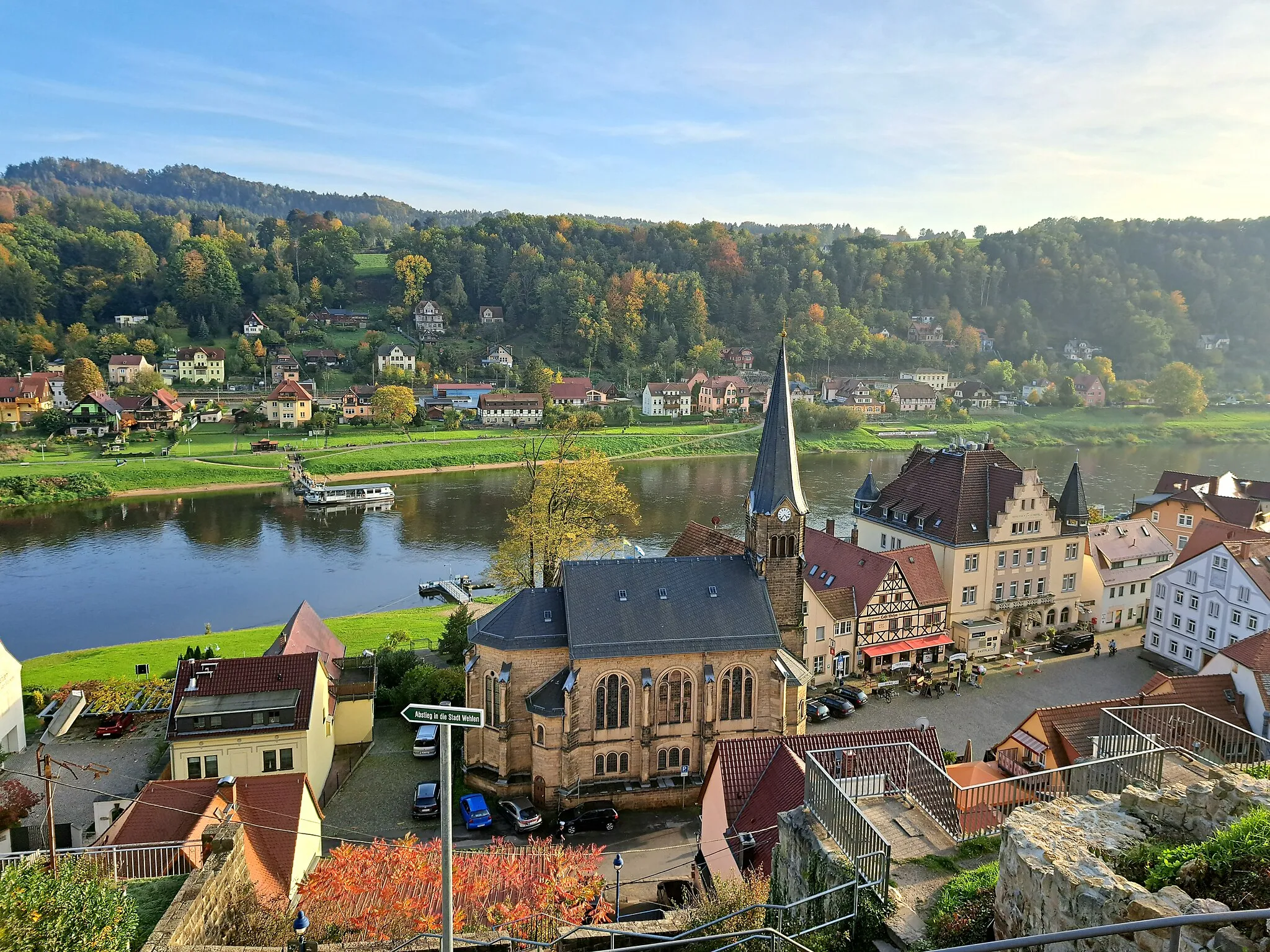 Photo showing: Die Burg Wehlen ist eine teilweise erhaltene Spornburg auf einem Geländesporn bei 145 m ü. NN 25 Meter über der Elbe in der Stadt Wehlen im Landkreis Sächsische Schweiz-Osterzgebirge in Sachsen.  Blick von der Burgruine