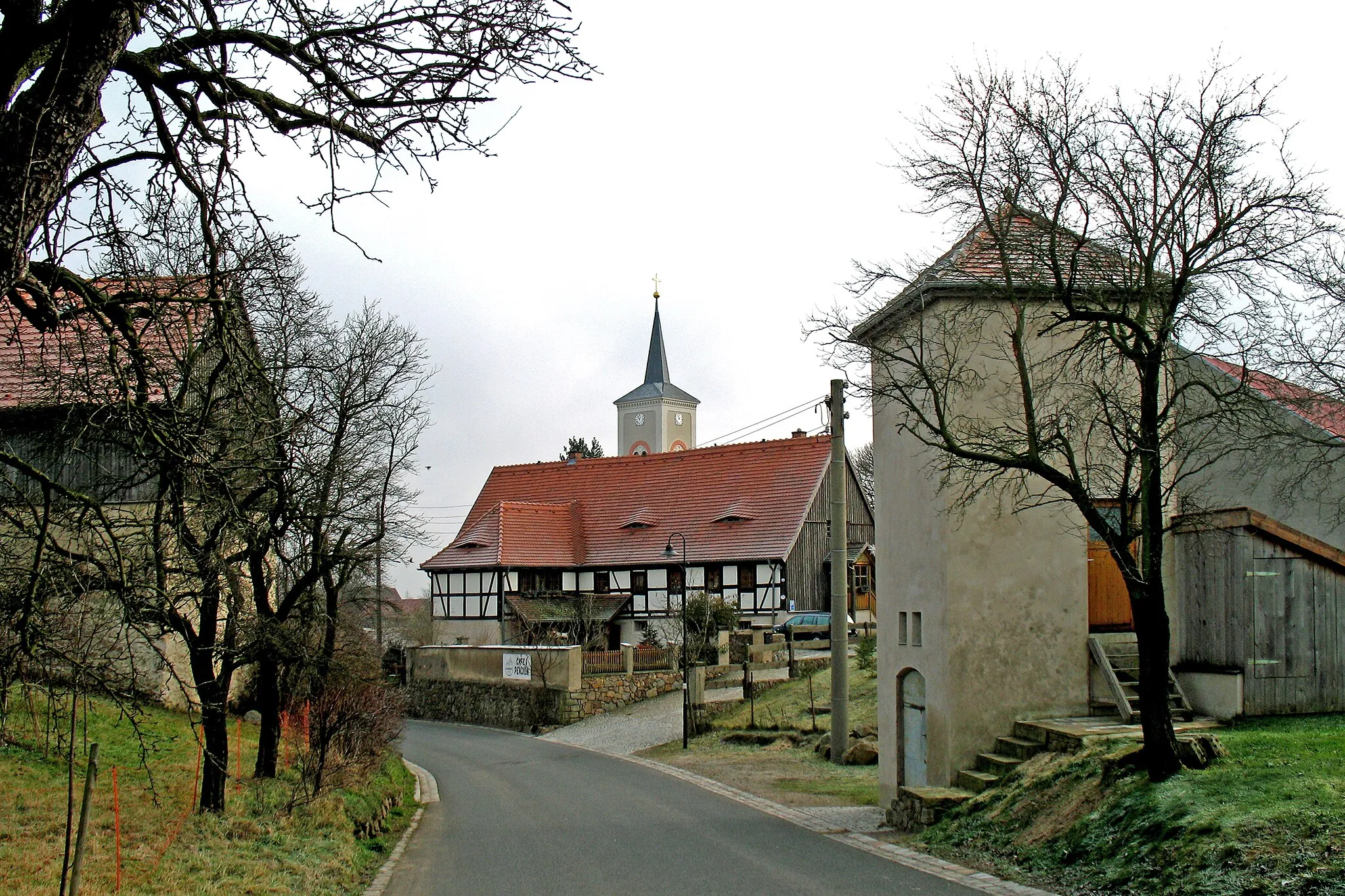 Photo showing: View of Naustadt (Klipphausen) (Blick entlang der Scharfenberger Straße zur Kirche)