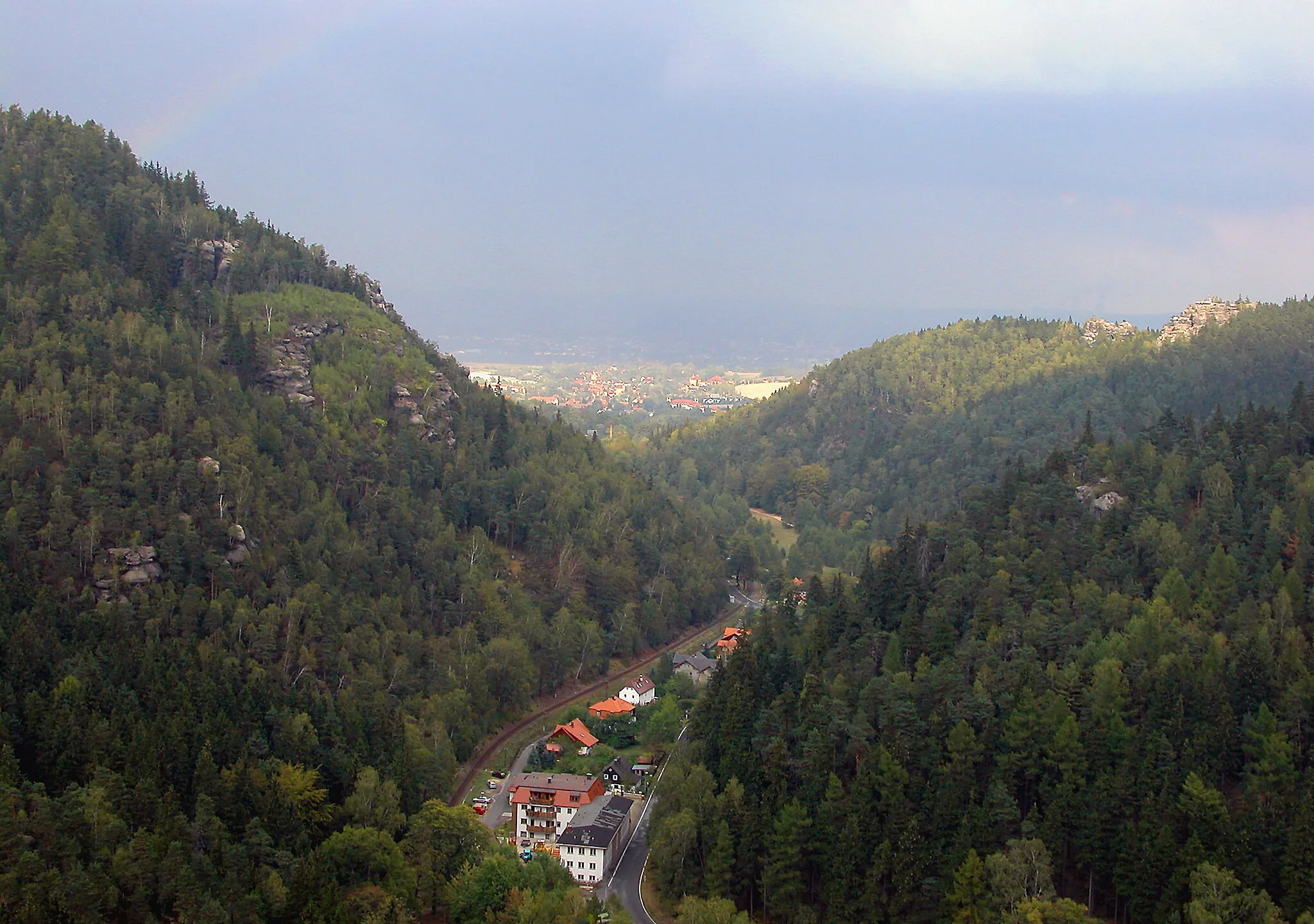 Photo showing: 29.09.2003  02797   Kurort Oybin: Blick vom Berg Oybin (GMP: 50.844620,14.743830) nach Nordosten. Am Horizont ist Zittau zu sehen. [DSCN]20030929560DR.JPG(c)Blobelt