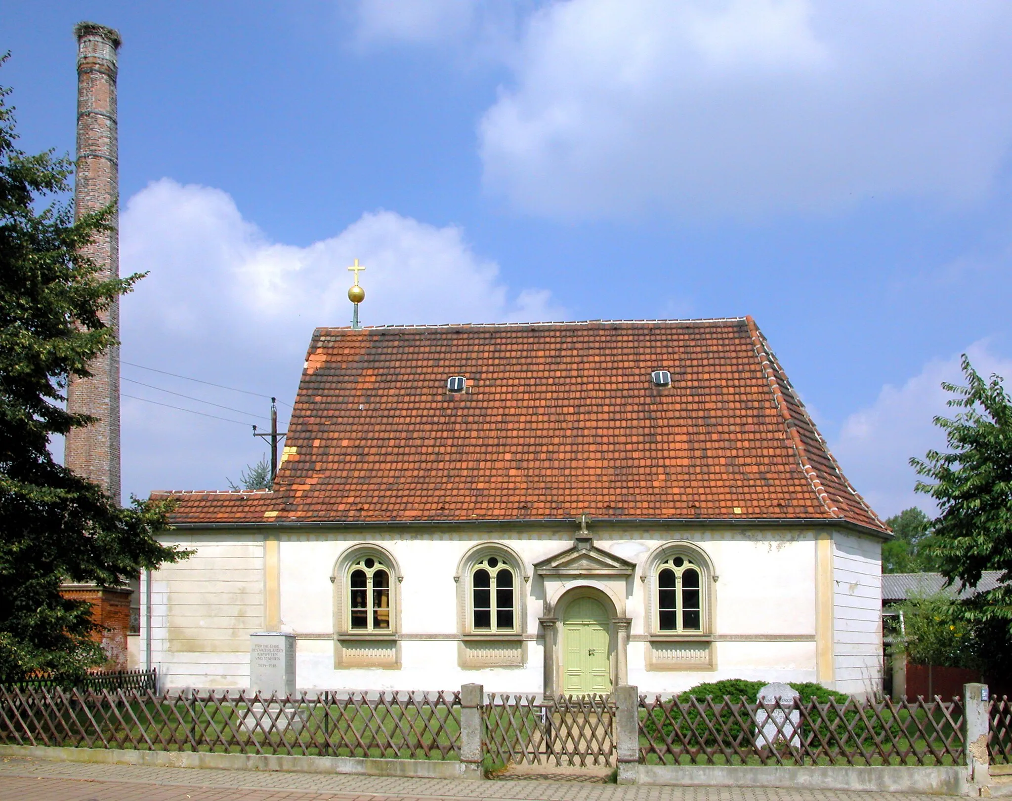 Photo showing: 26.08.2007   01594   Seerhausen (Stauchitz): Schloßkapelle, erbaut 1677 - 1679 durch Johann Georg von Schleinitz. Das Schloß selbst wurde 1949 gesprengt. Das einzige herrschaftliche Gebäude, das die Zerstörung überlebte, ist die Schloßkapelle vor der Toreinfahrt des früheren Gutshofes.  
[DSCN29106.TIF]20070826400DR.JPG(c)Blobelt