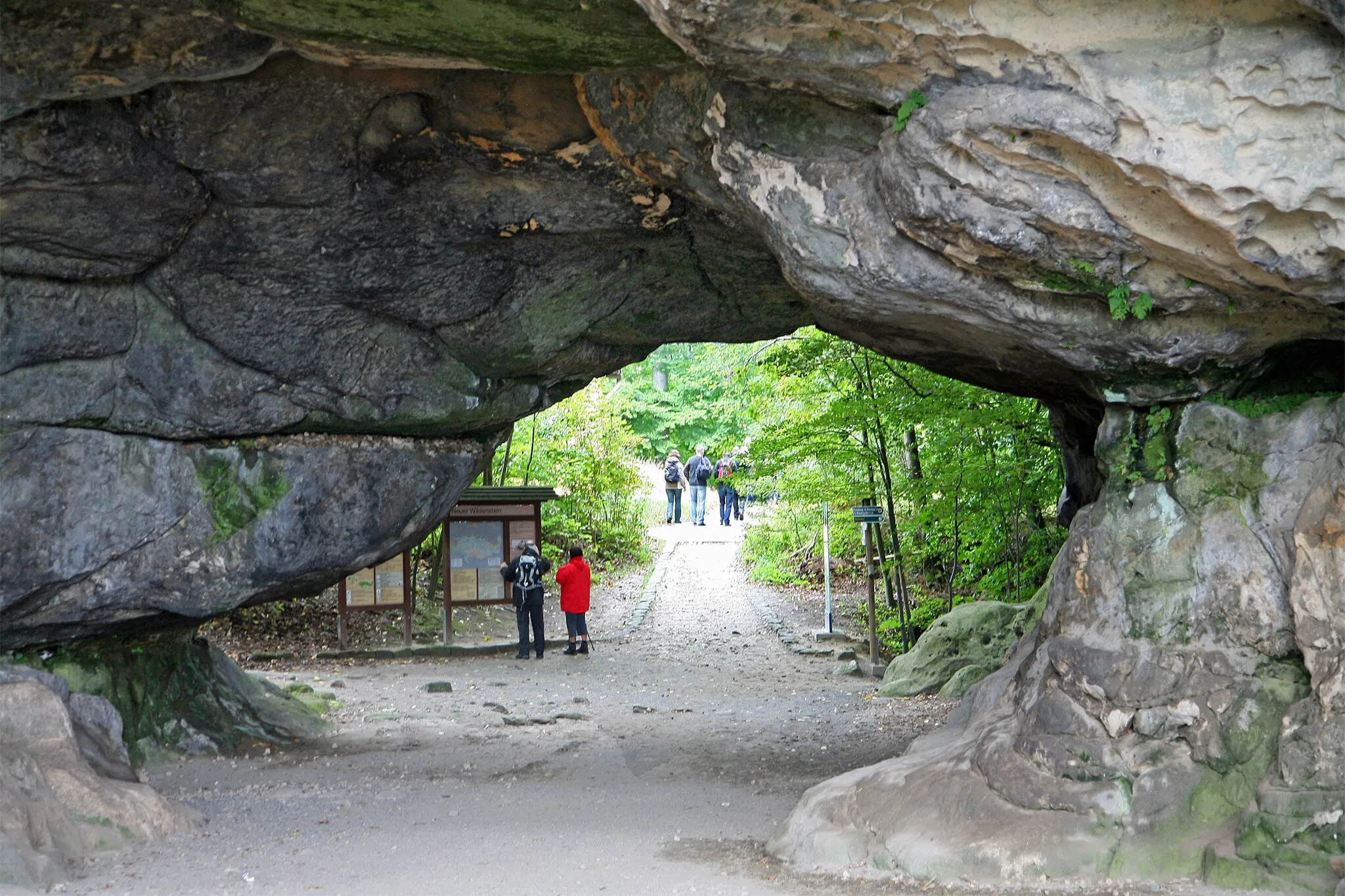Photo showing: Kuhstall (Saxon Switzerland): The Cowshed Cave (Felsentor Kuhstall) is a cave with a width of 17 meters and a height of 11 meters.