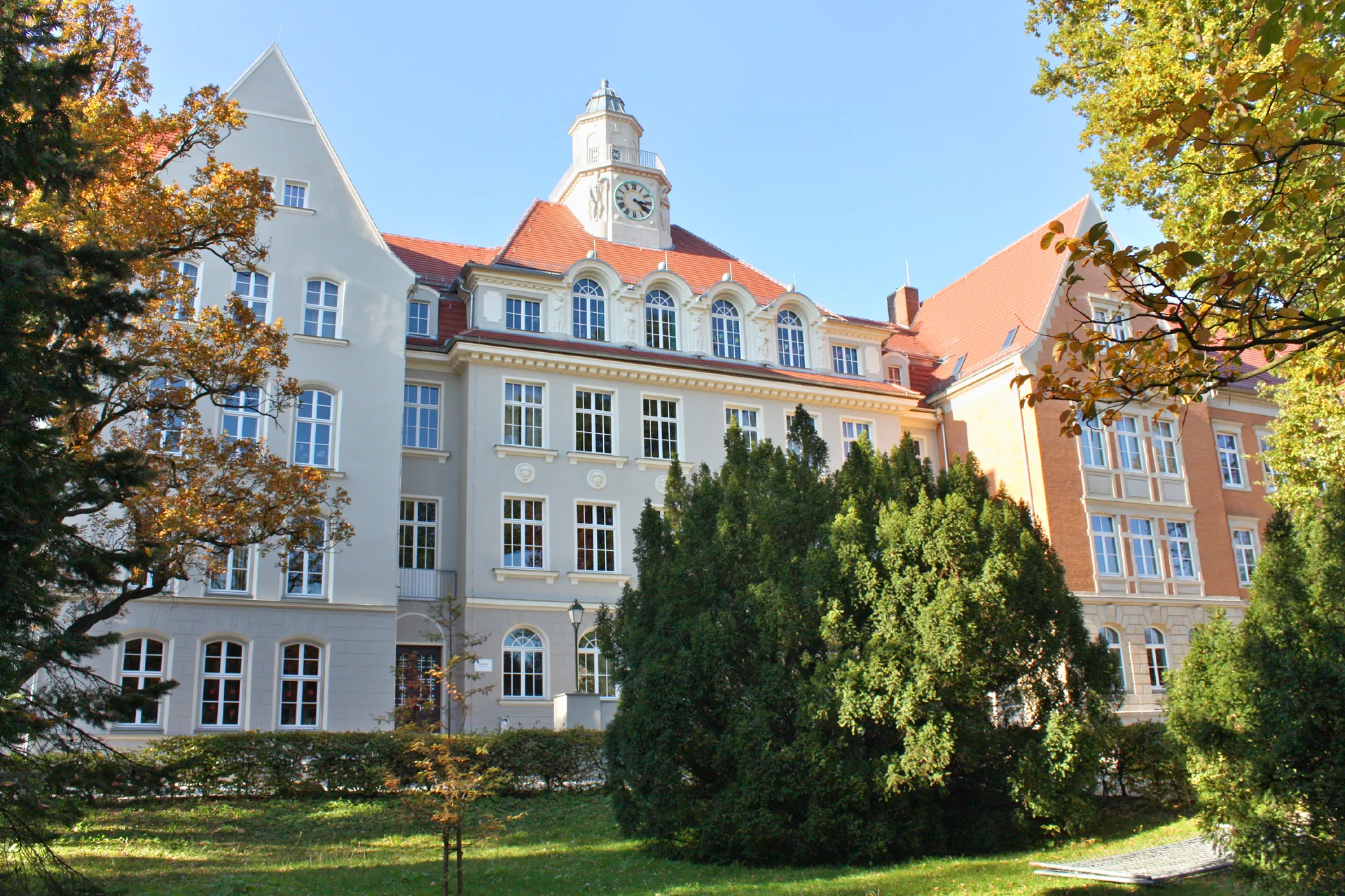 Photo showing: Primary and secondary school at the Kirchstraße in Bischofswerda in the district of Bautzen in Saxony, Germany.