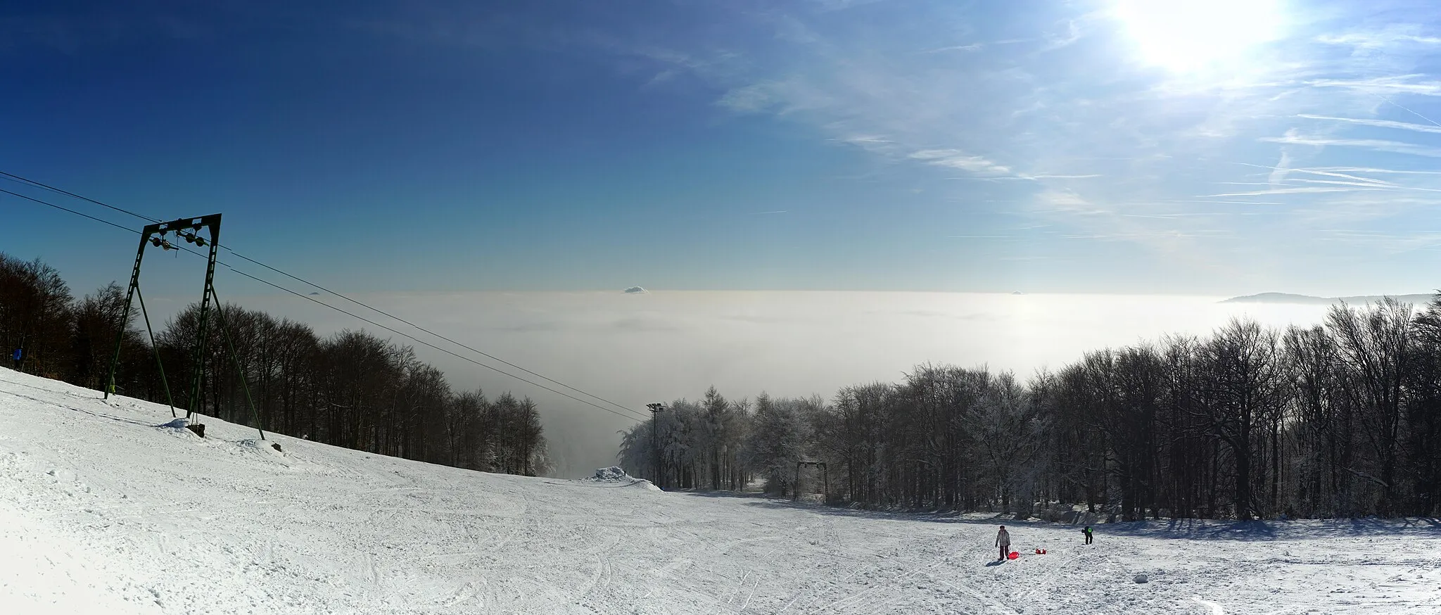 Photo showing: Blick vom Stürmer  Richtung Westen. Im Hintergrund ragt der Stropnitz aus den Wolken.