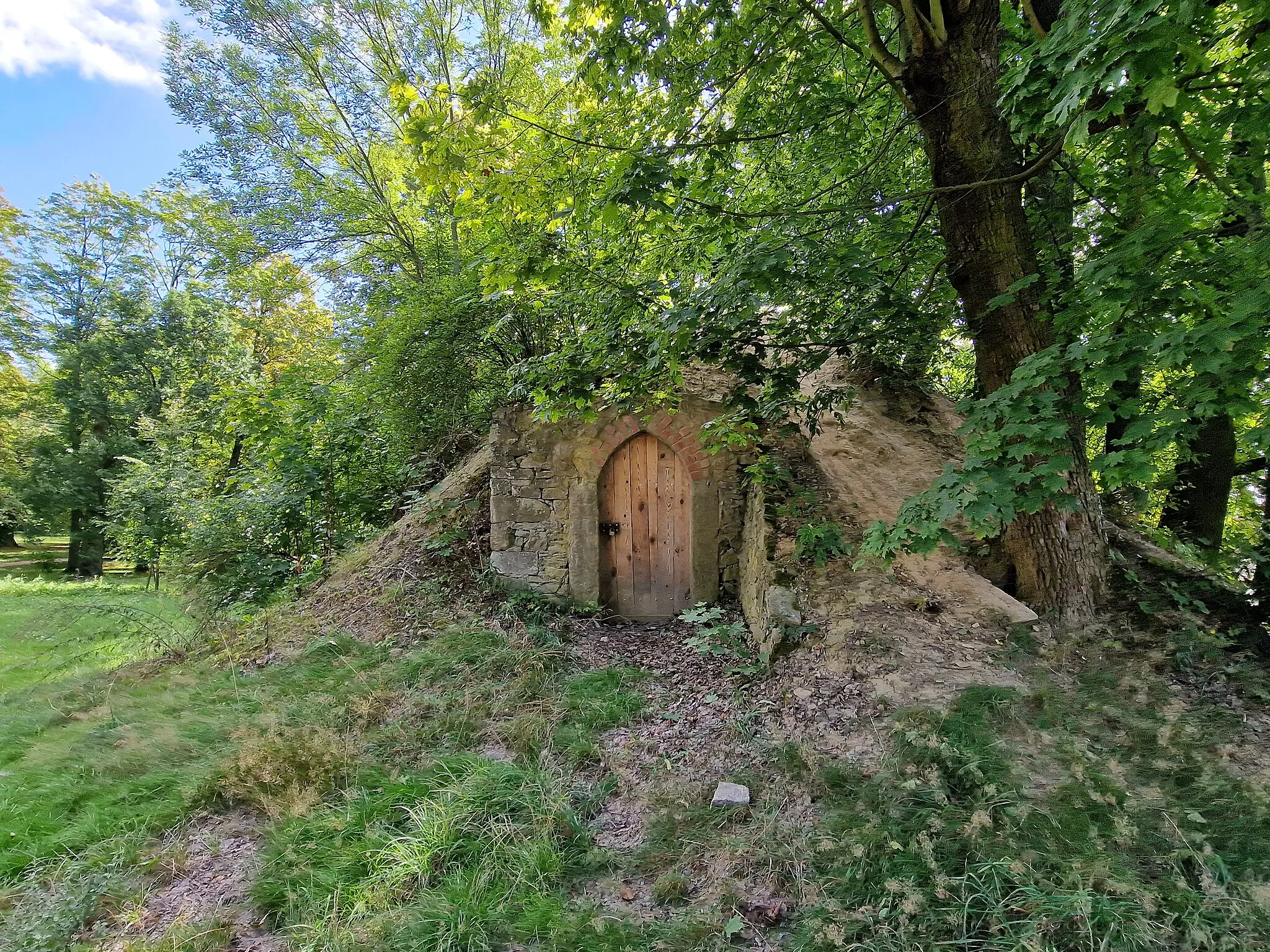 Photo showing: Ice cellar in the castle park in Seifersdorf