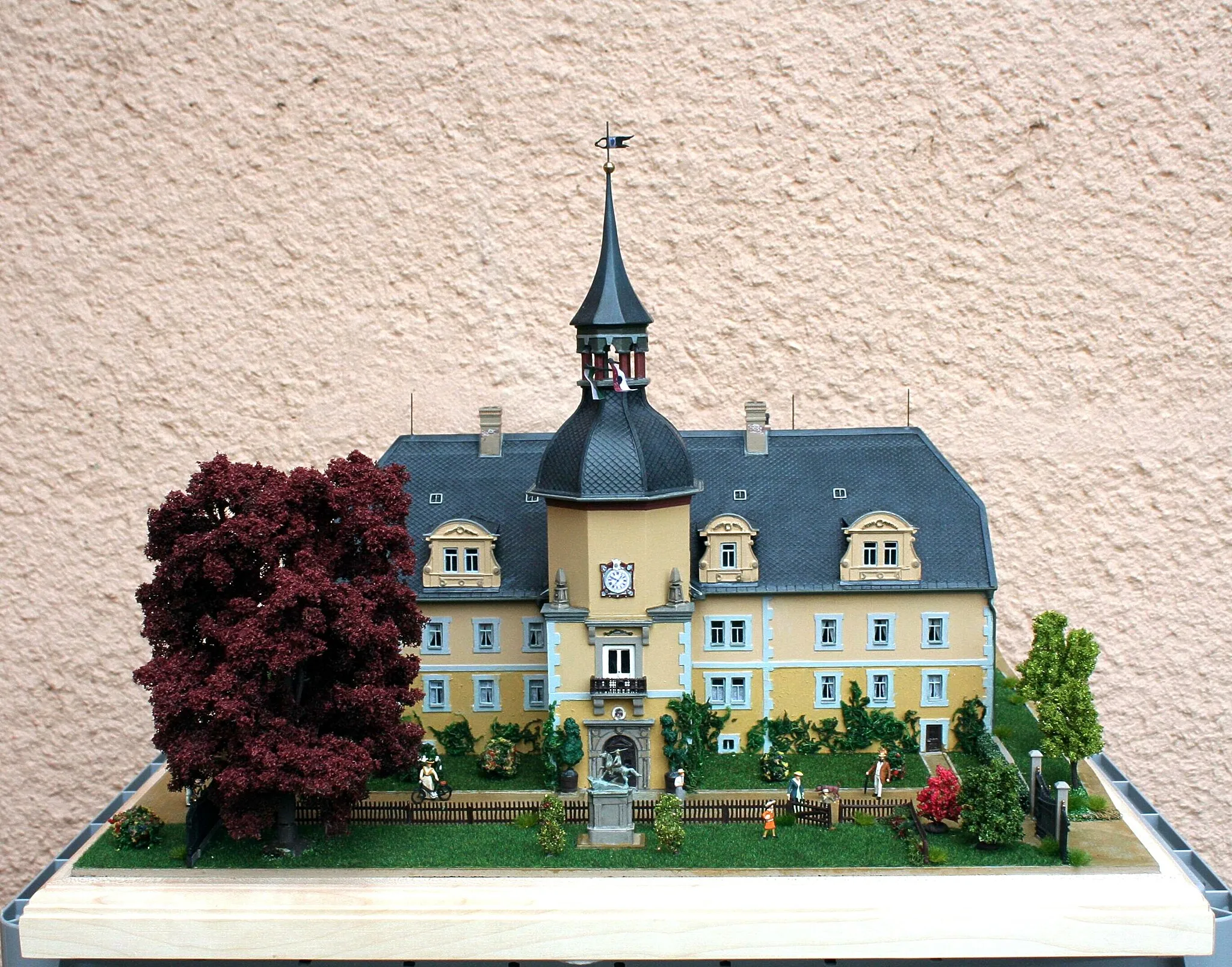 Photo showing: Schloss Naundorf bei Schmiedeberg-Schlossmodell im Maßstab 1:87, Vorderansicht um 1900 vom Hobby-Modellbauer Rainer Dierchen.