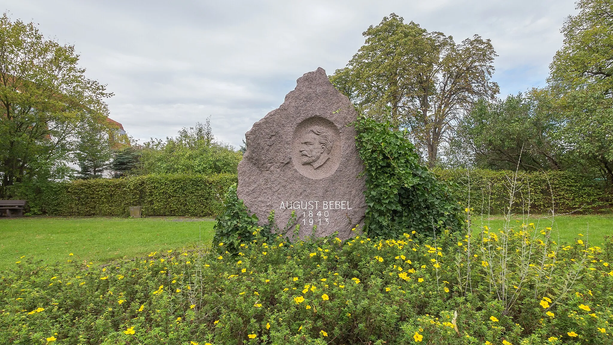 Photo showing: Neusörnewitz  Försterstraße 11 August-Bebel-Denkmal I