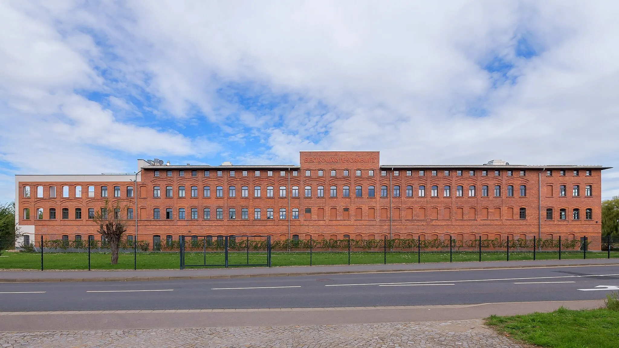 Photo showing: Neusörnewitz  Köhlerstraße 22  Elektrowärme Sörnewitz  Hauptgebäude einer Fabrik Südansicht II