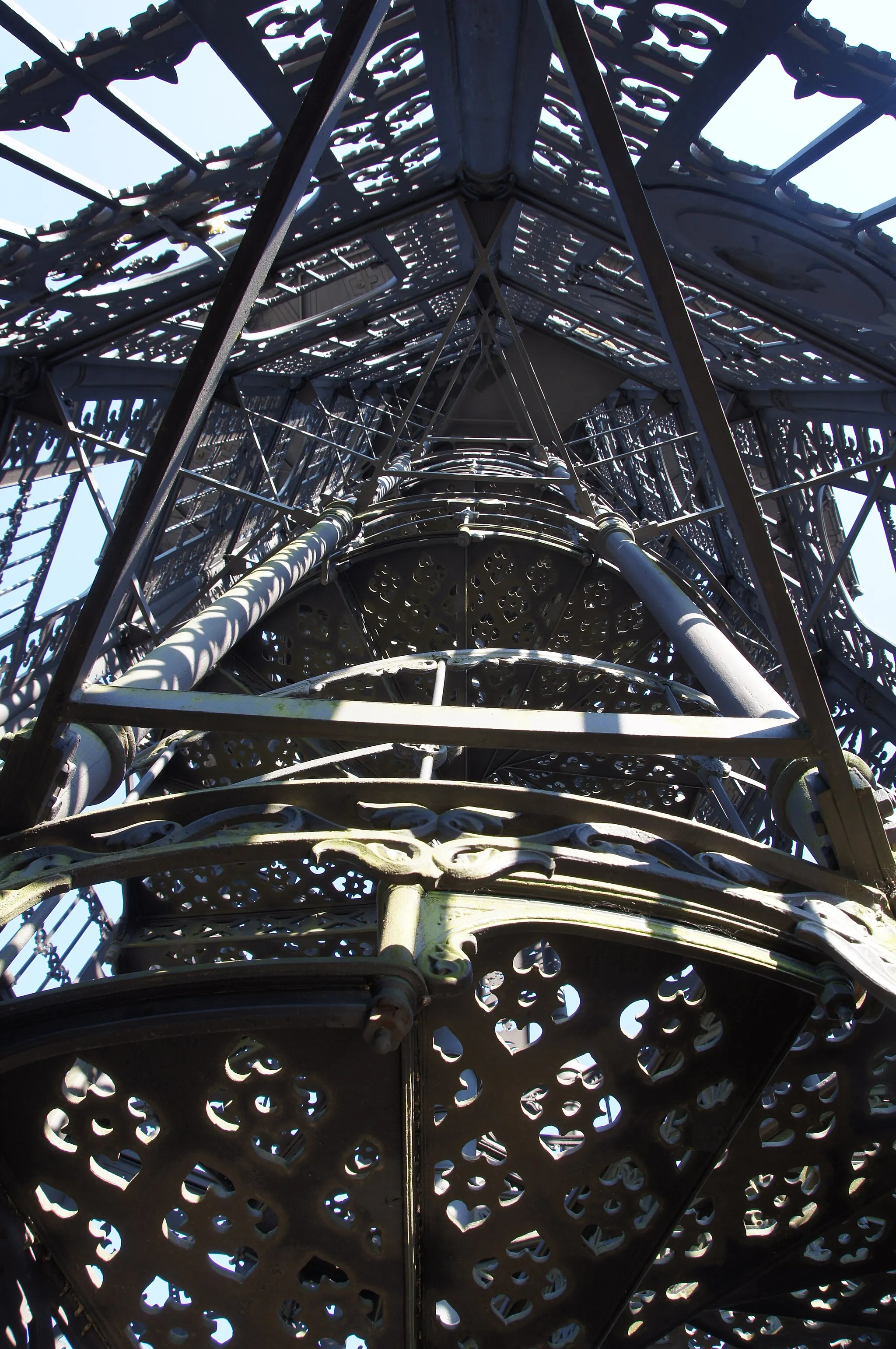 Photo showing: Gußeiserner Strukturen am König-Friedrich-August-Turm