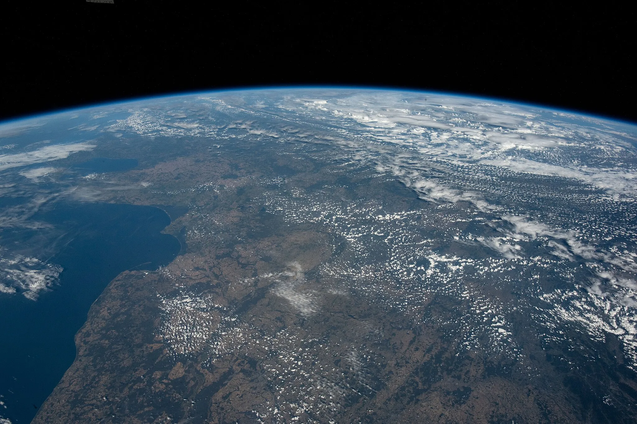 Photo showing: View of Earth taken during ISS Expedition 67.