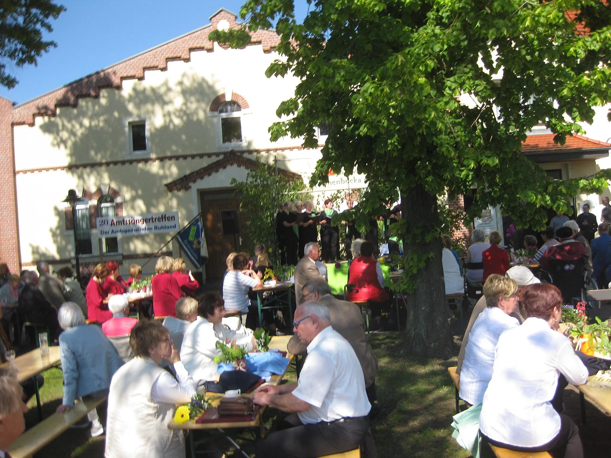 Photo showing: 20. Ruhlander Amtssängertreffen 2019 in Hohenbocka, Auftritt Gemischter Chor Schwarzbach (Dirigat Nasdine Bergmann)