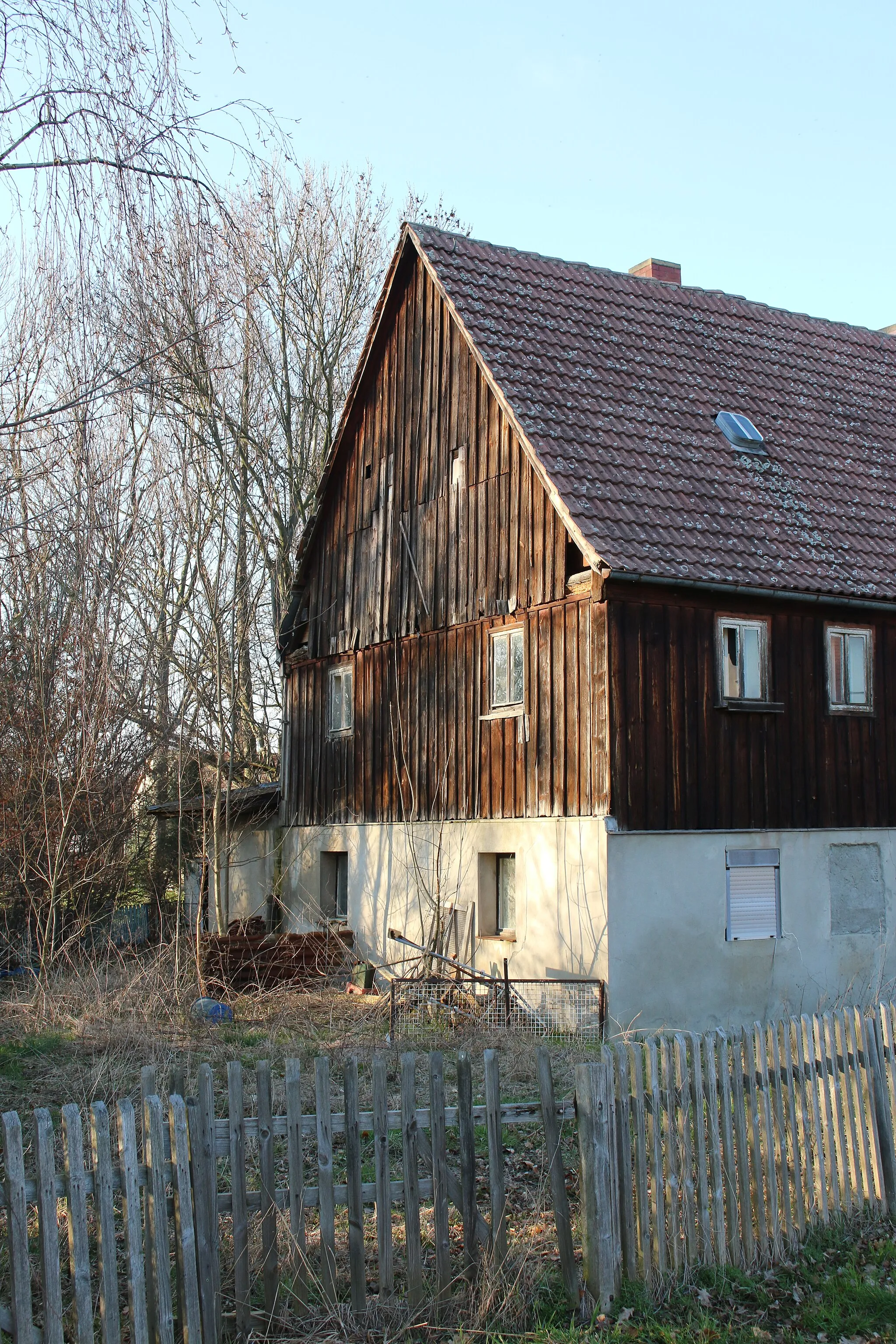 Photo showing: Cunnewitzer Straße 18 in Lautitz: Wohnhaus (Obergeschoss Fachwerk), ohne Anbau; Fachwerk im Obergeschoss und Giebel verbrettert, Relikt ländlicher Holzbauweise, baugeschichtlich und straßenbildprägend von Bedeutung