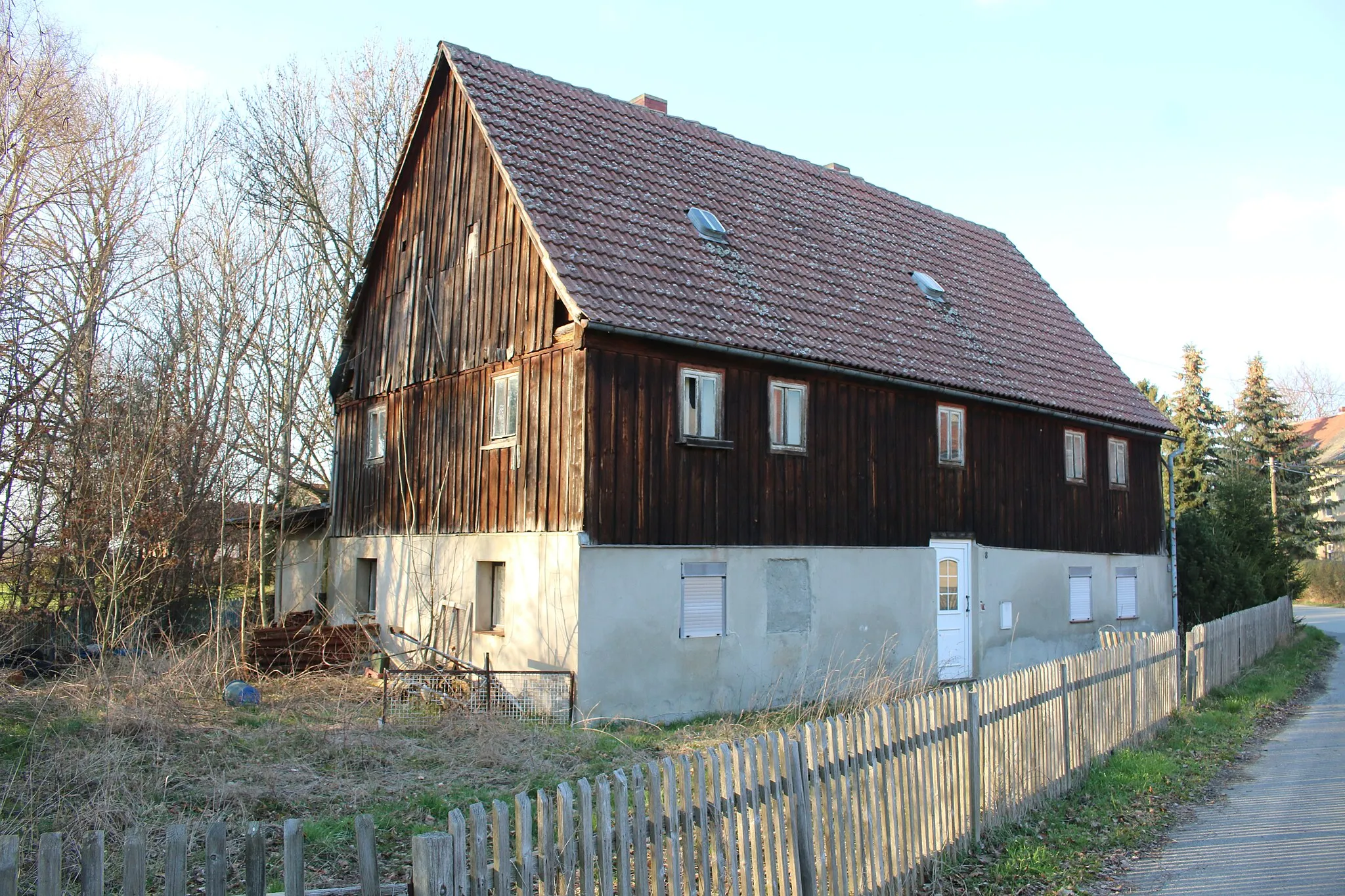 Photo showing: Cunnewitzer Straße 18 in Lautitz: Wohnhaus (Obergeschoss Fachwerk), ohne Anbau; Fachwerk im Obergeschoss und Giebel verbrettert, Relikt ländlicher Holzbauweise, baugeschichtlich und straßenbildprägend von Bedeutung