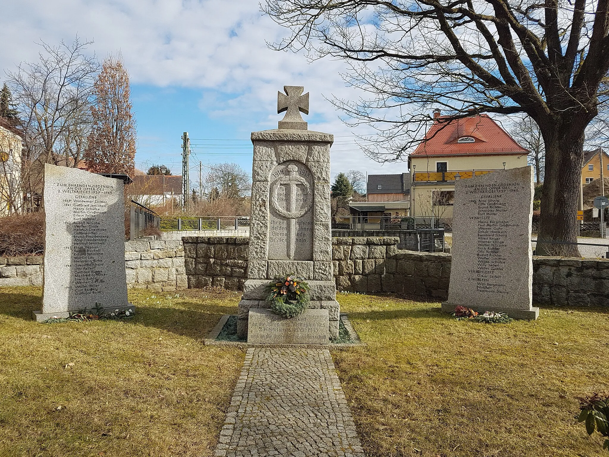 Photo showing: 2019-02 Königsbrück-Gräfenhain, Kriegerdenkmal für Gefallene beider Weltkriege