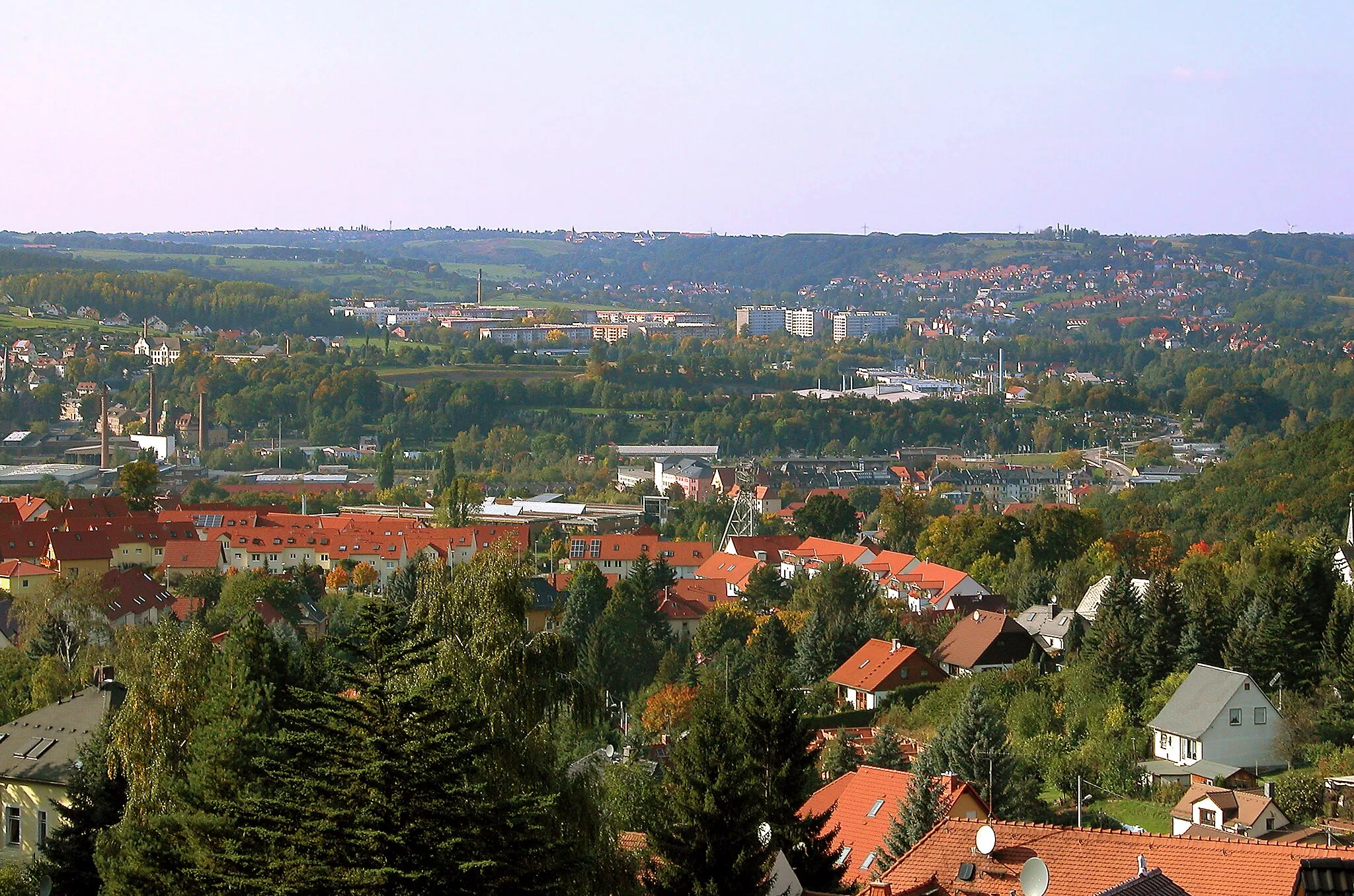 Photo showing: 28.09.2008  01705  Freital-Burgk (Großburgk): Sicht vom Hartmannsberg (Straßenname) nach Nordwesten. Im Vordergrund Freital-Burg mit dem musealen Förderturm (GMP: 51.003471,13.665797). Im Bildmittelgrund das Plattenbaugebiet Zauckerode (GMP: 51.015051,13.636240). Rechts davon Potschappel, links Döhlen und Deuben. Der weiße 
der Döhlener Schule links ist sichtbar. Im Bildmittelgrund zieht sich Freital-Wurgwitz den Hang zum Horizont hinauf, auf dem Kesselsdorf erkennbar ist.                                                                                                                                                                                                                                 [DSCN34352.TIF]20080928175DR.JPG(c)Blobelt