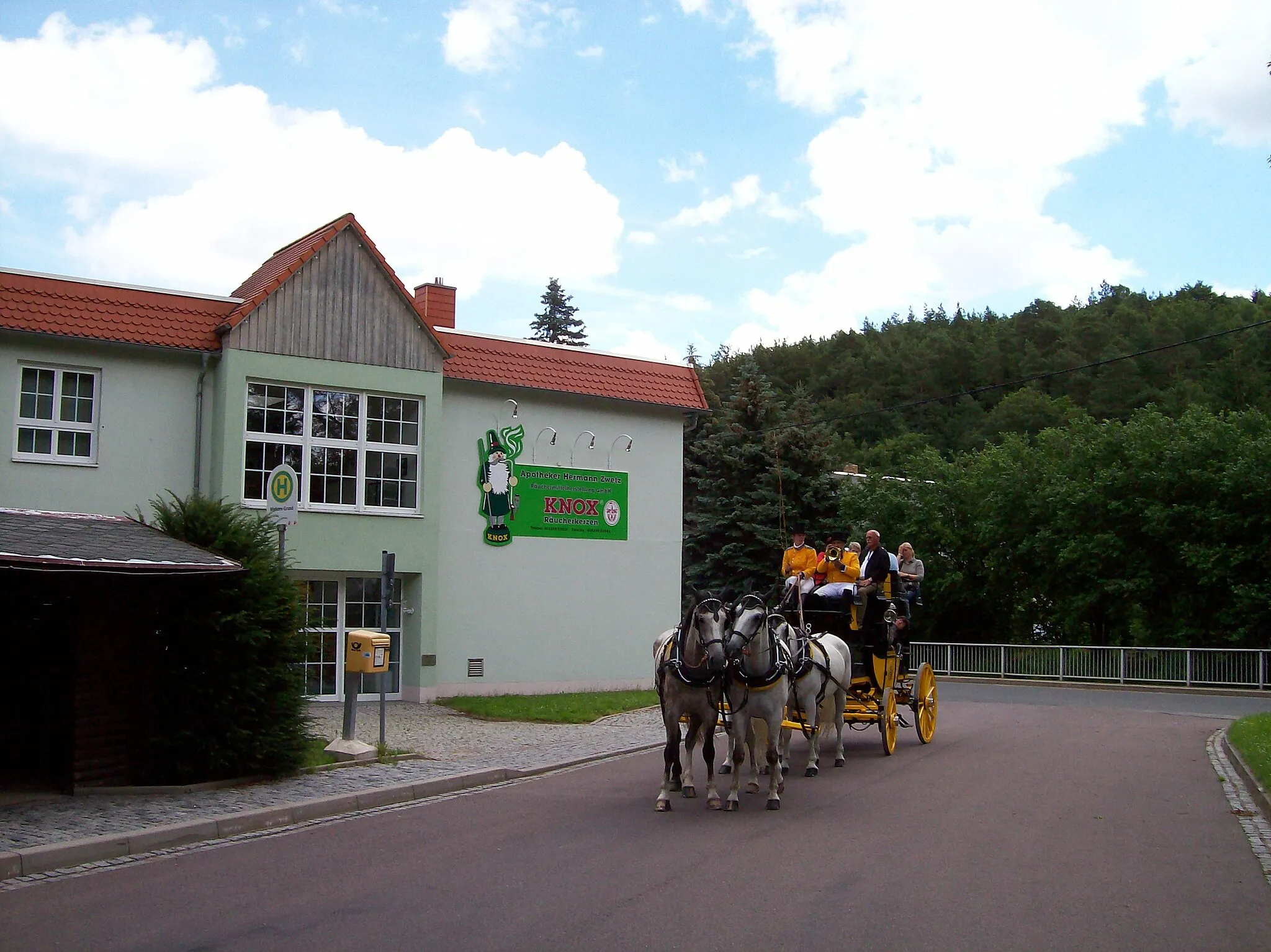 Photo showing: Postkutschenhalt am KNOX-Räucherkerzenmuseum in Grund