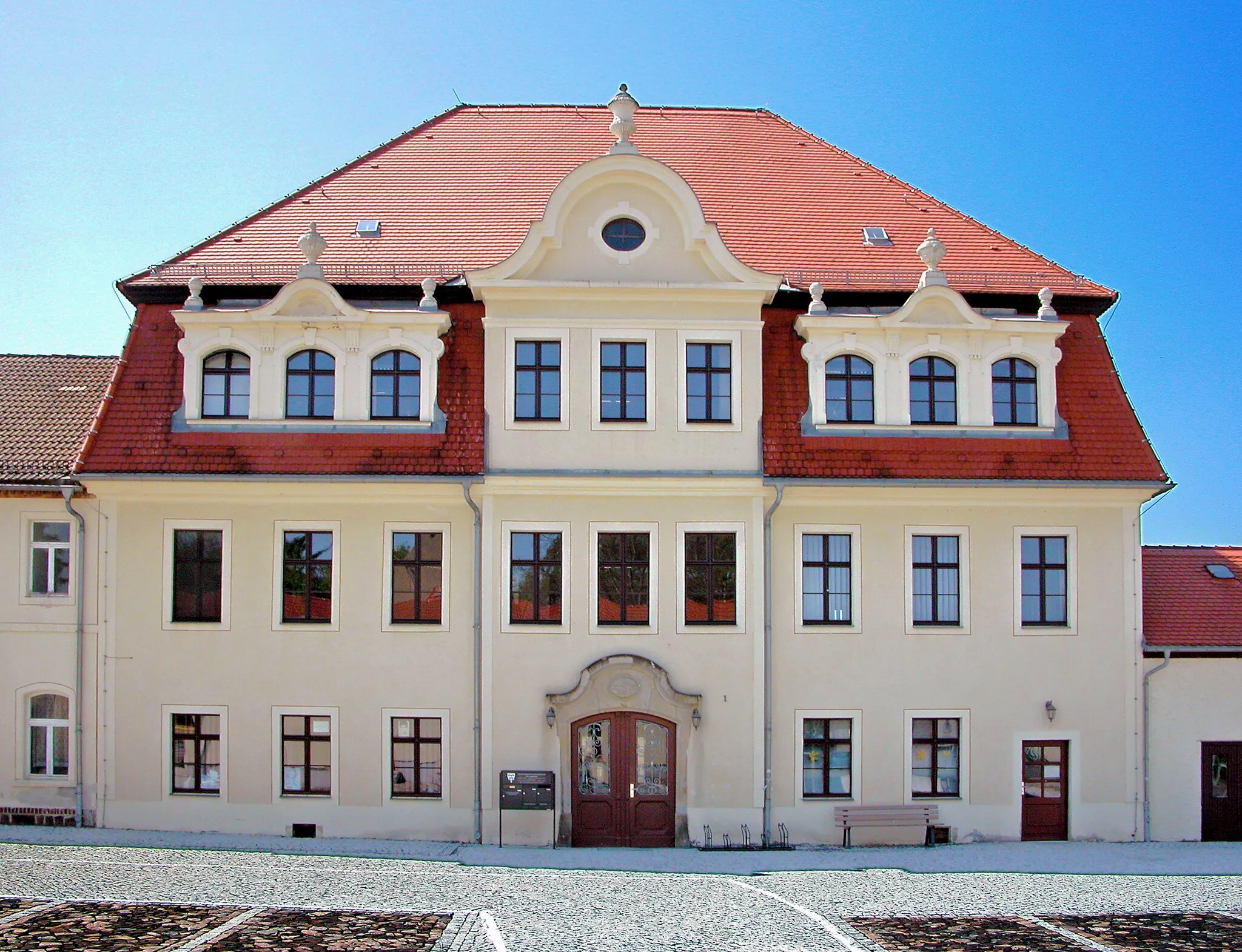 Photo showing: 01.05.2012   01623  Raußlitz (Ketzerbachtal -> Nossen), Rittergut 1: Barockes Herrenhaus,  um 1720 für Hans Carl von Carlowitz erbaut. In der DDR
Kindergarten, Schulhort, Verkaufsstelle und Friseurladen. 2001 als Sitz der Gemeindeverwaltung Ketzerbachtal saniert.

[DSCNn3880.TIF]20120501700DR.JPG(c)Blobelt