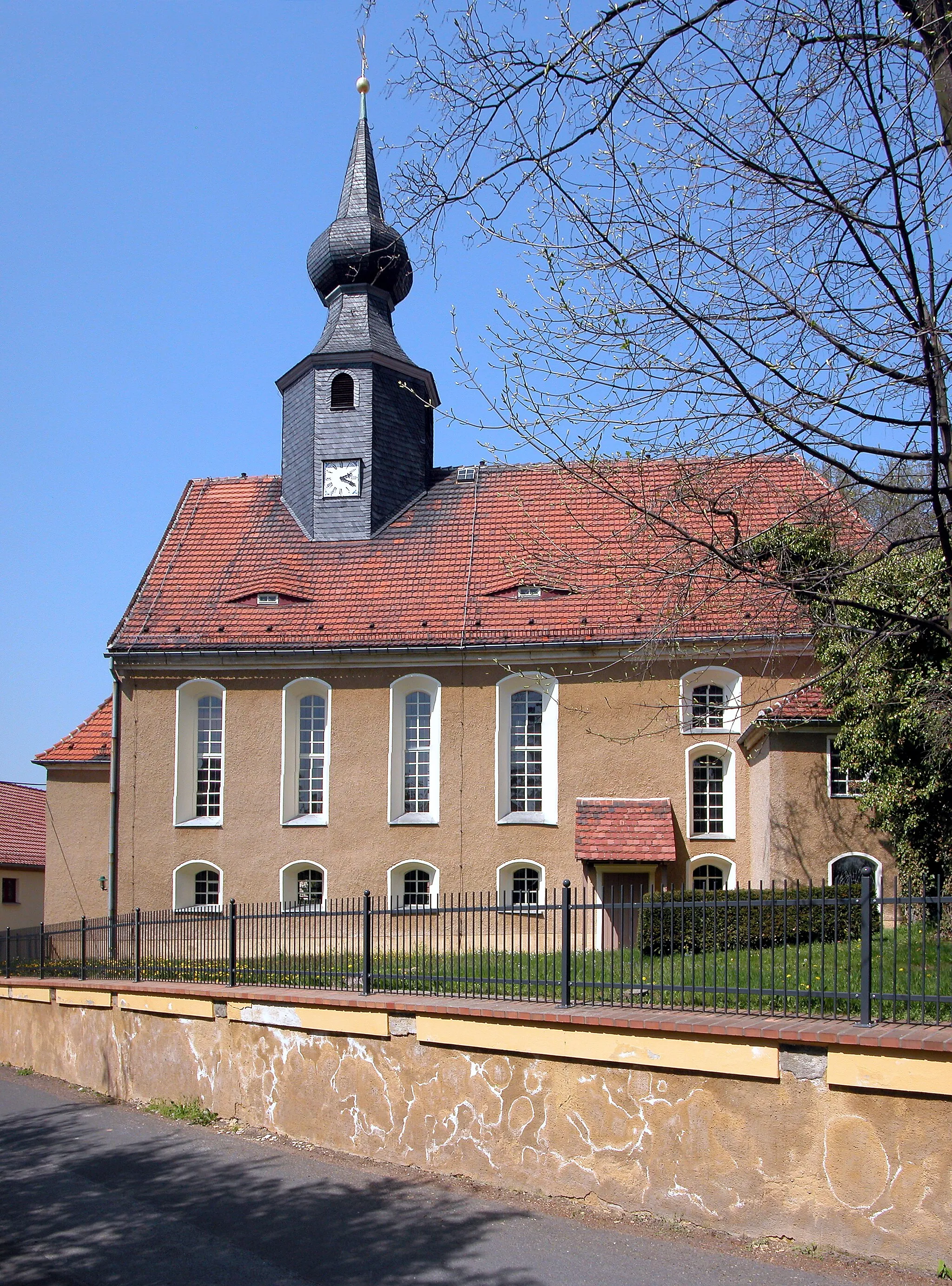 Photo showing: 01.05.2012  01623  Raußlitz (Ketzerbachtal -> Nossen), Rittergut 1: Die Kirche mit älterer Geschichte zeigt heute im Wesentlichen den Zustand nach den Renovierungen zwischen 1714 und 1768.
[DSCNn3892-3893.TIF]20120501735MDR.JPG(c)Blobelt