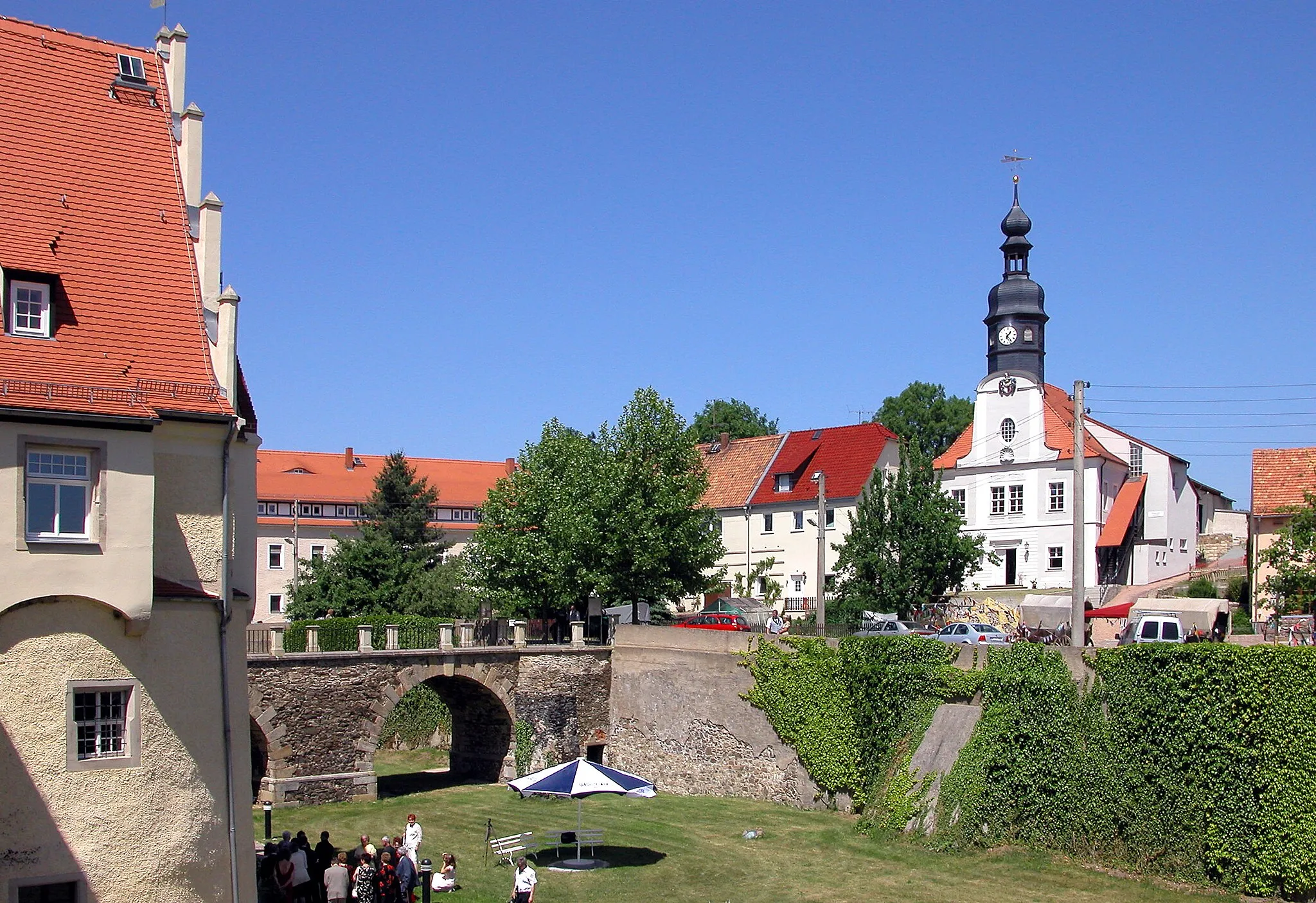 Photo showing: 30.05.2003  01623  Schleinitz (Nossen): Aus mittelalterlicher Wasserburg hervorgegangenes Schloß.  Rechts das Gerichtsgebäude.
[DSCN]20030530190DR.JPG(c)Blobelt