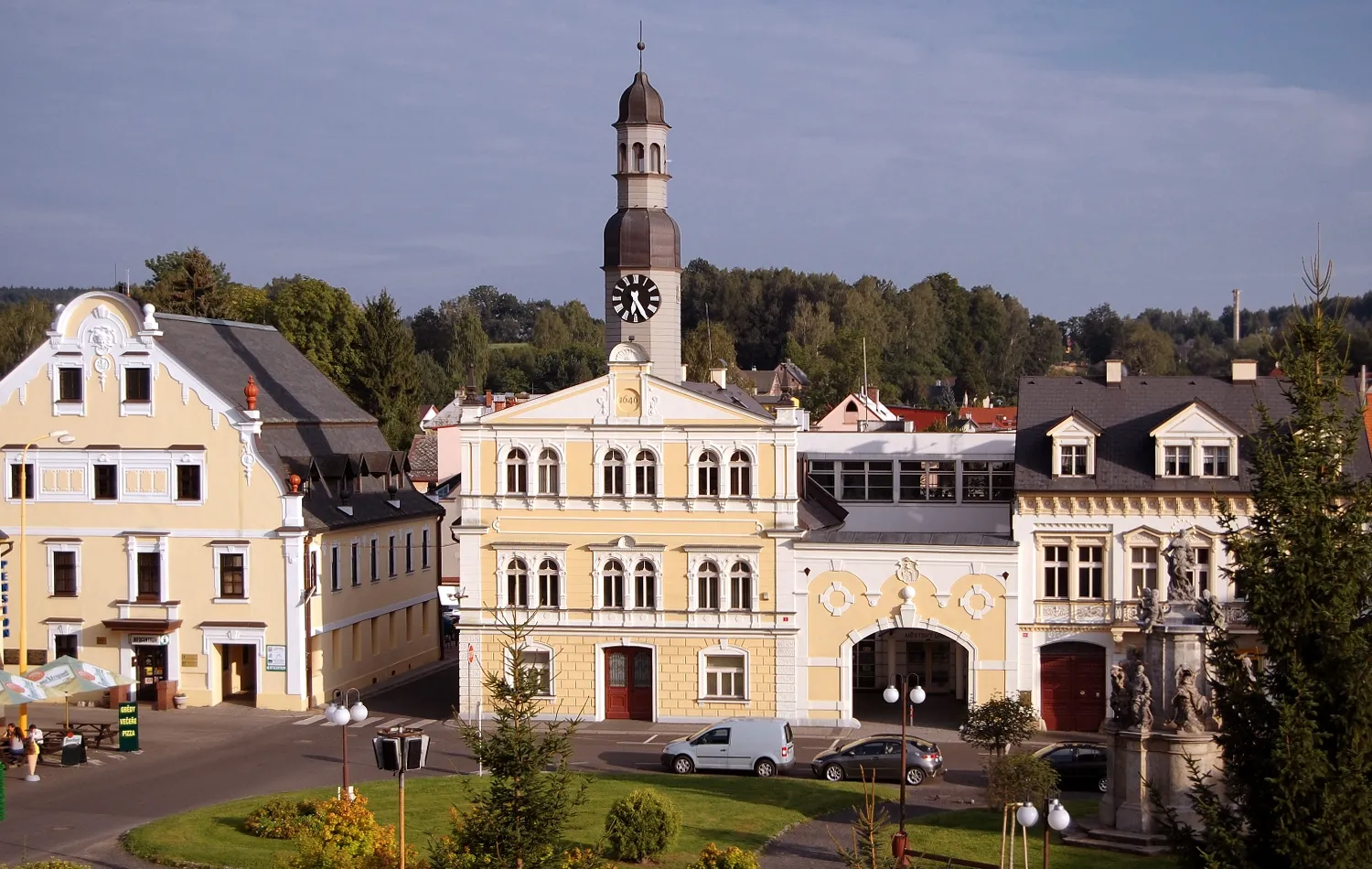 Photo showing: Radnice na náměstí 1. máje v Chrastavě, vlevo budova muzea, vpravo morový sloup.