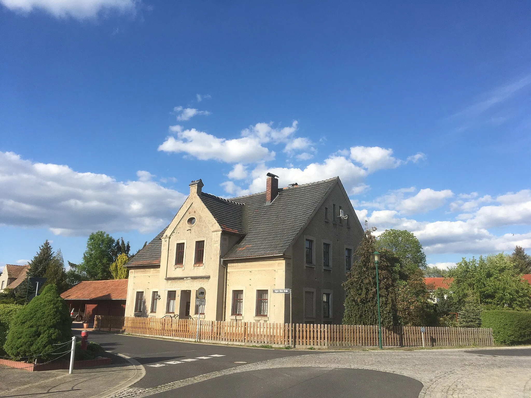 Photo showing: Residential building in corner location in Ödernitz, August-Bebel-Straße 105, around 1870; Plastering with a gabled middle risalit; important in terms of building history; cultural heritage monument