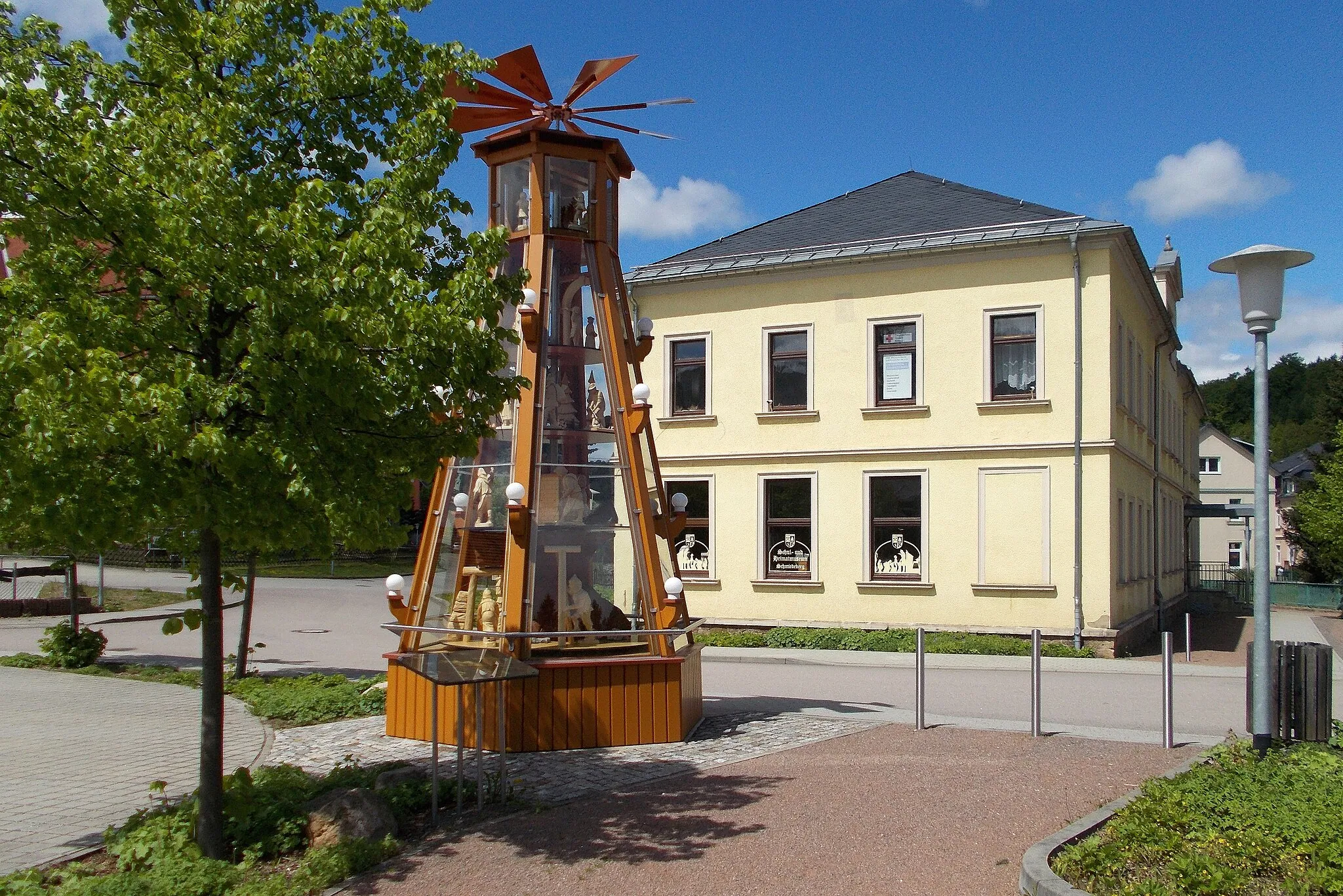 Photo showing: Ehemalige Grundschule in Schmiedeberg - bei der Flut 2002 stark beschädigt und als Bürgerhaus mit Schulmuseum, Bücherei und Vereinsräumen umgebaut.