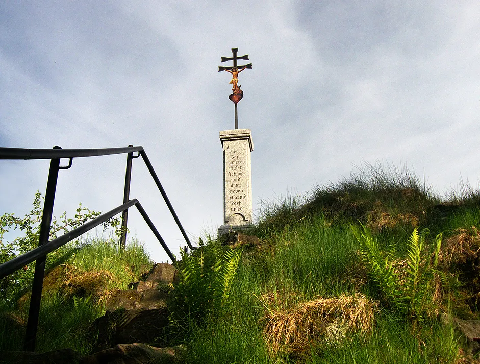 Photo showing: kopec Poustevník (Šluknovská pahorkatina), křížek na vrcholu