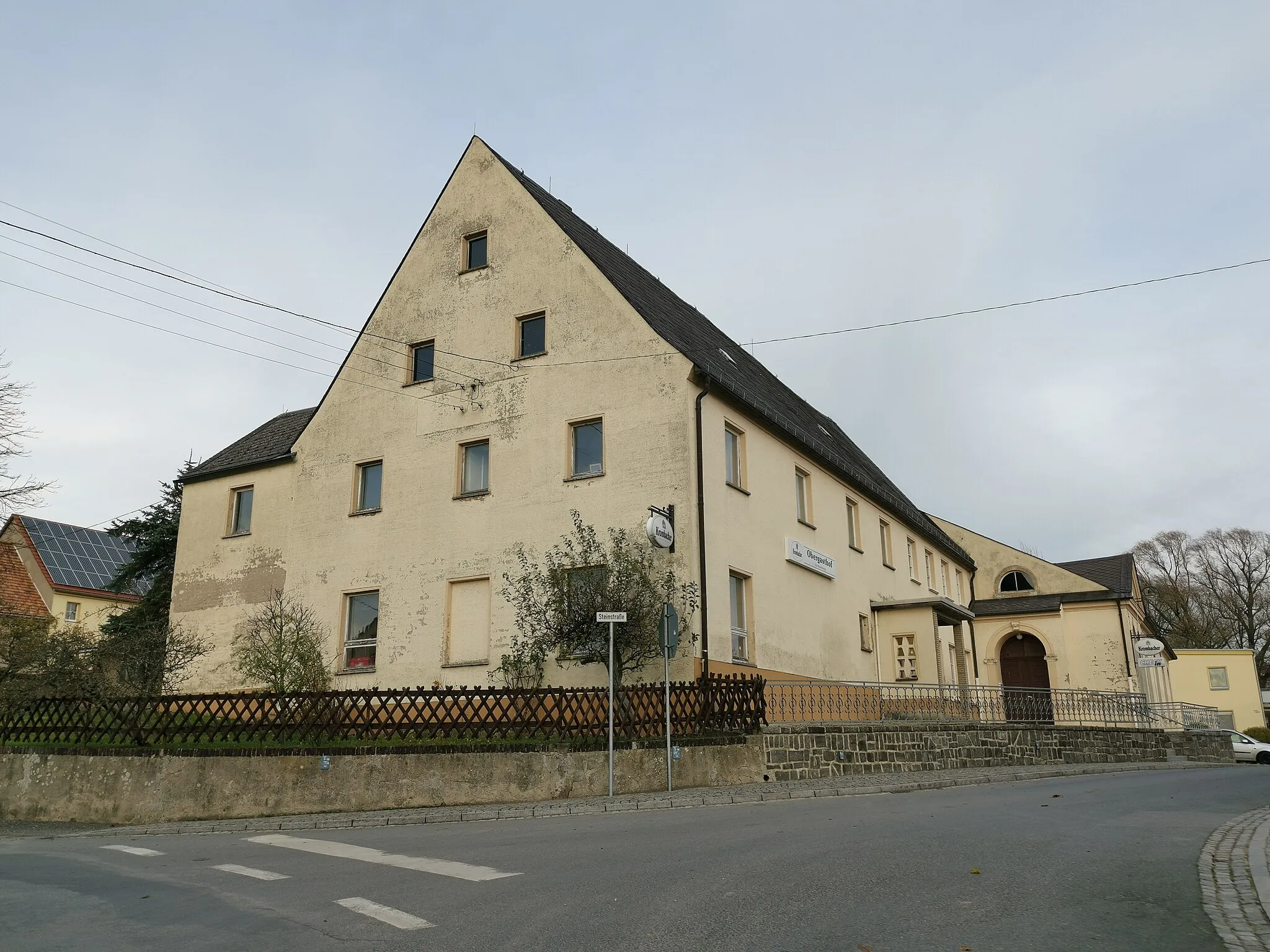 Photo showing: Denkmalgeschützter Gasthof mit Saalanbau in der Steinstraße 14 in Lichtenberg