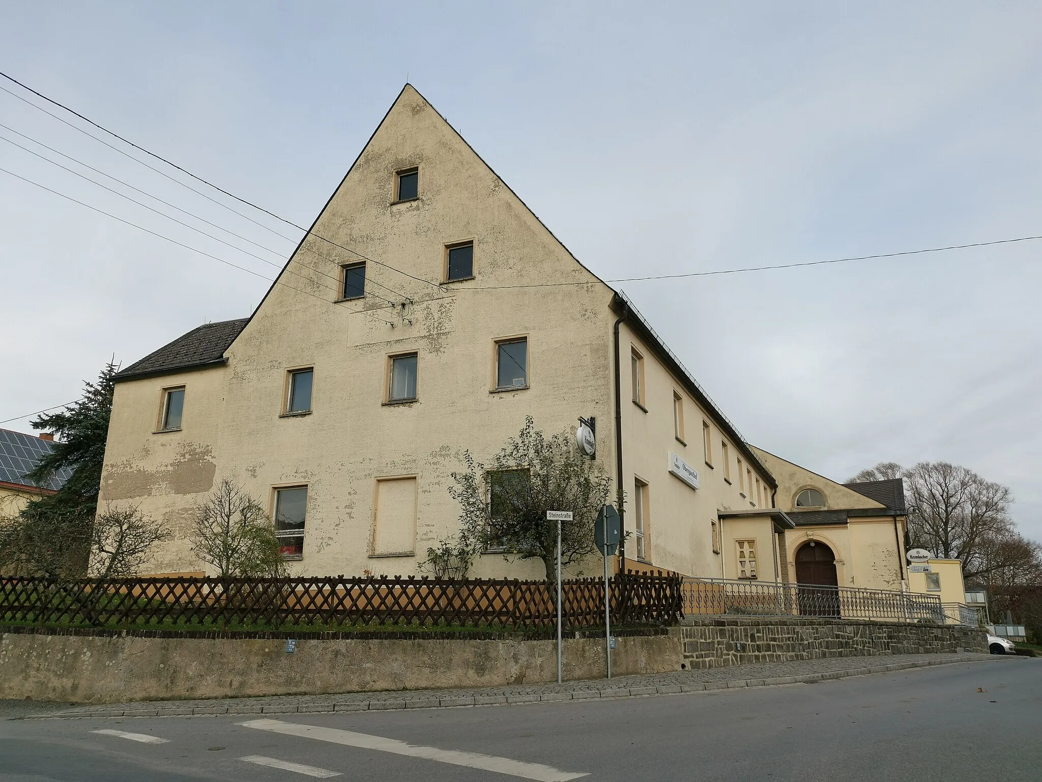 Photo showing: Denkmalgeschützter Gasthof mit Saalanbau in der Steinstraße 14 in Lichtenberg