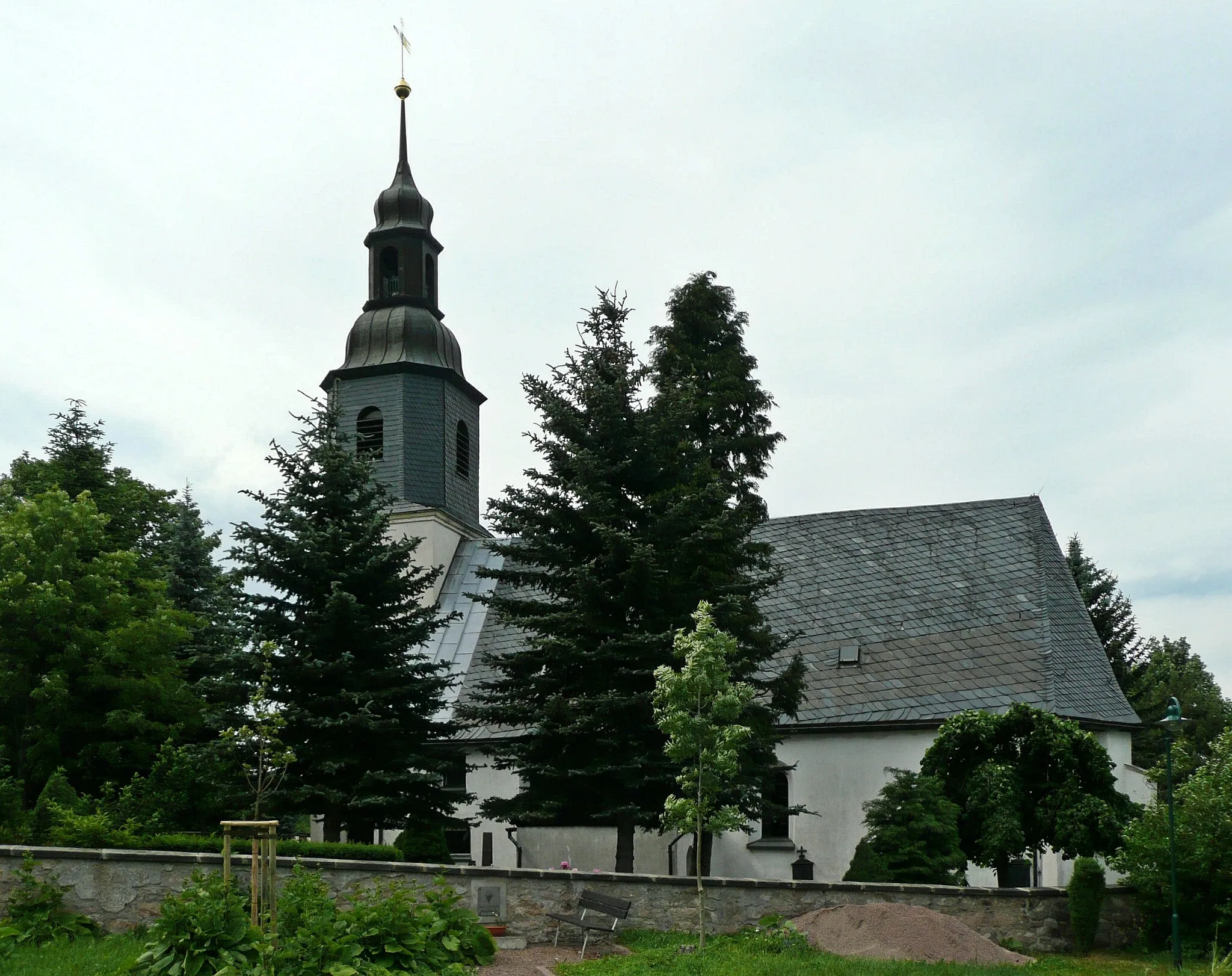 Photo showing: This image shows the evangelic church (built 1591/93) in Schellerhau near Altenberg in the Ore Mountains in Saxony, Germany.