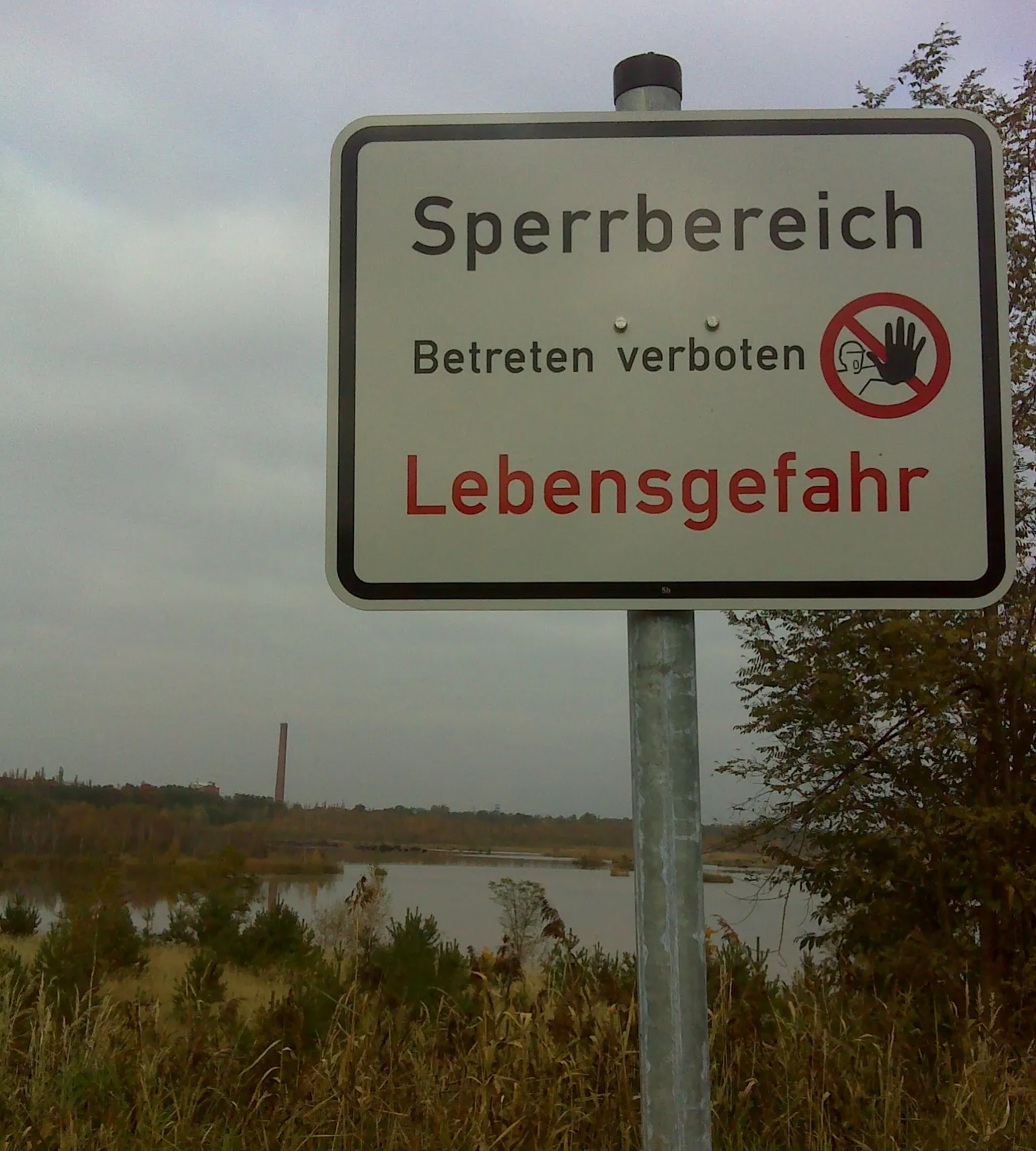 Photo showing: Eines der unzähligen Schilder am Graureihersee, seit einer Straßenrutschung ist das Betreten des Geländes weitgehend verboten.