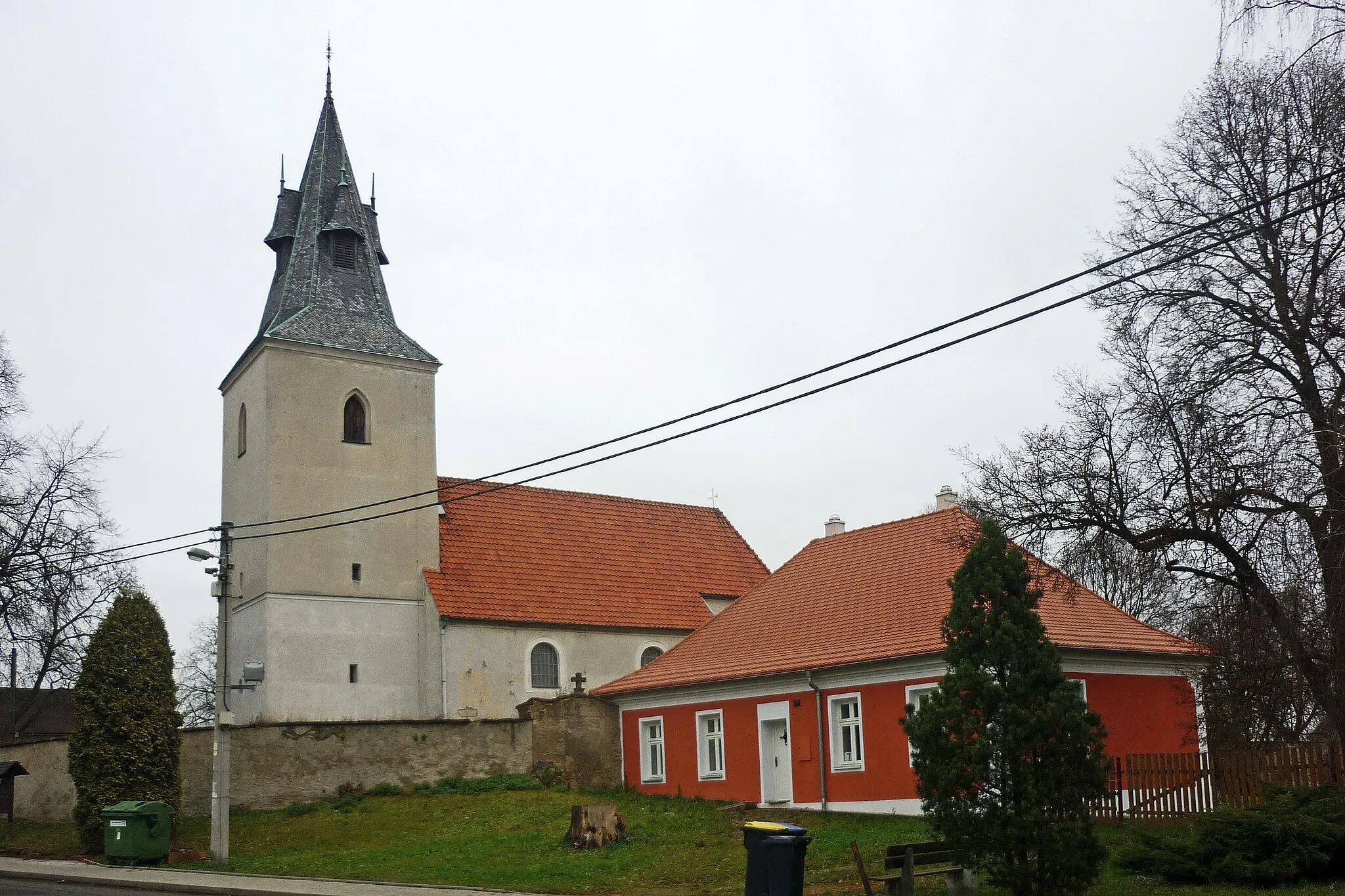 Photo showing: Wenzelskirche und alte Schule in Raudnig (Roudníky)
