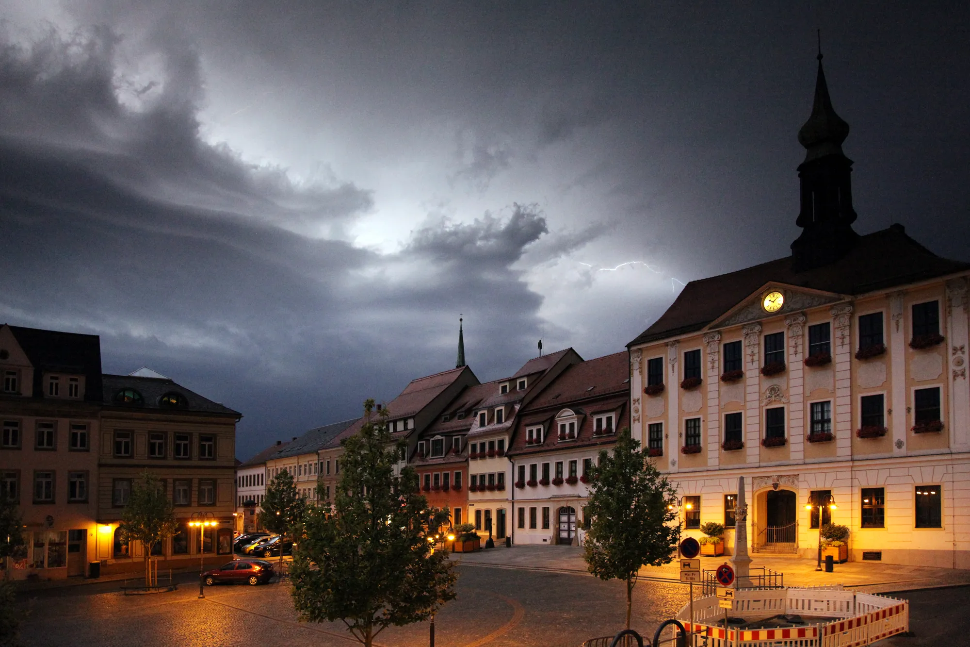 Photo showing: Markt in Radeberg, Gewitternacht