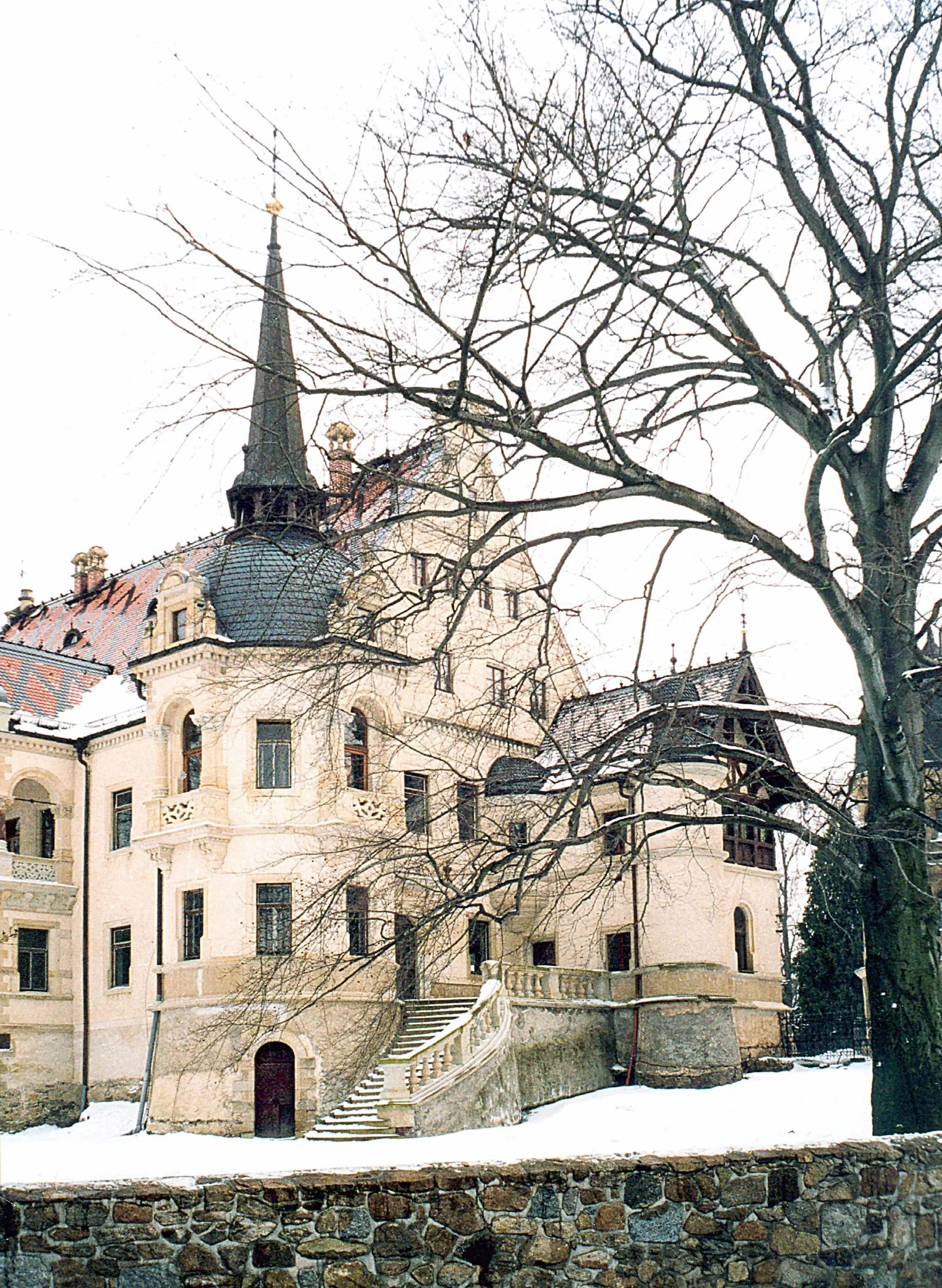 Photo showing: 17.01.2002   01561  Schönfeld (bei Großenhain), Straße der Jugend 1: Renaissanceschloß, Neues Schloß  (GMP: 51.304118,13.708824). Im 13. Jahrhundert wird erstmals eine Wasserburg erwähnt. Das ursprüngliche Wasserschloß gehörte anfangs der Familie von Schönfeld. Im 15. Jahrhundert gelangte das Schloß an das Adelsgeschlecht von der Sahla.  Die doppelte Schloßanlage wurde zwischen 1570 und 1590 errichtet. Die romantische Überformung des Schlosses im 19. Jahrhundert ist den Kohlegruben des Plauenschen Grundes bei Dresden zu verdanken. Der Bergwerksbesitzer Arthur Freiherr von Burgk (Freital) schenkte Schloß Schönfeld 1882 seinem Sohn Max zur Hochzeit. Die Neugestaltung im Stil der Neorenaissance stammt vom Architekten Gotthilf Ludwig Möckel. In der DDR wurde das Schloß als Schule genutzt. Heute ist das "Schönfelder Traumschloß" ein beliebtes Ausflugsziel. Sicht zum neuen Schloß von Südosten.                                                                                                                         [F]20020117200AR.JPG(c)Blobelt