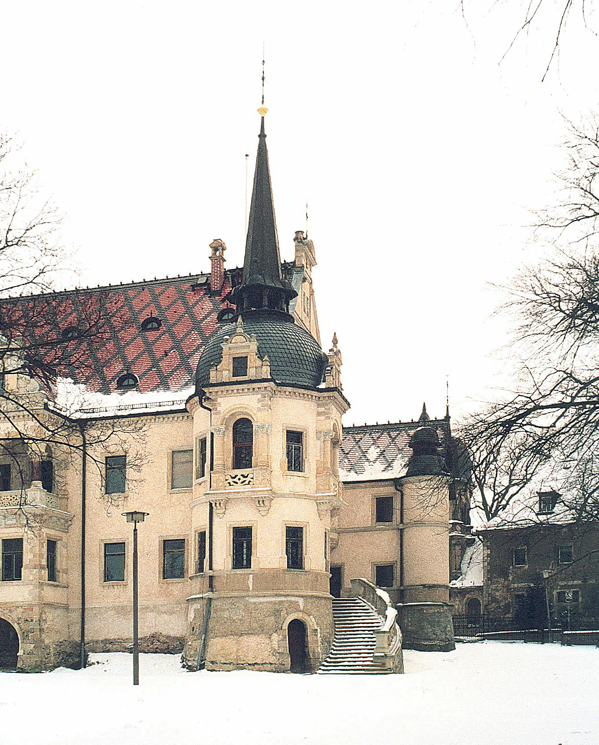 Photo showing: 17.01.2002   01561  Schönfeld (bei Großenhain), Straße der Jugend 1: Renaissanceschloß, Neues Schloß  (GMP: 51.304118,13.708824). Im 13. Jahrhundert wird erstmals eine Wasserburg erwähnt. Das ursprüngliche Wasserschloß gehörte anfangs der Familie von Schönfeld. Im 15. Jahrhundert gelangte das Schloß an das Adelsgeschlecht von der Sahla.  Die doppelte Schloßanlage wurde zwischen 1570 und 1590 errichtet. Die romantische Überformung des Schlosses im 19. Jahrhundert ist den Kohlegruben des Plauenschen Grundes bei Dresden zu verdanken. Der Bergwerksbesitzer Arthur Freiherr von Burgk (Freital) schenkte Schloß Schönfeld 1882 seinem Sohn Max zur Hochzeit. Die Neugestaltung im Stil der Neorenaissance stammt vom Architekten Gotthilf Ludwig Möckel. In der DDR wurde das Schloß als Schule genutzt. Heute ist das "Schönfelder Traumschloß" ein beliebtes Ausflugsziel. Sicht zum neuen Schloß von Süden.                                                                                                                         [F]20020117060AR.JPG(c)Blobelt