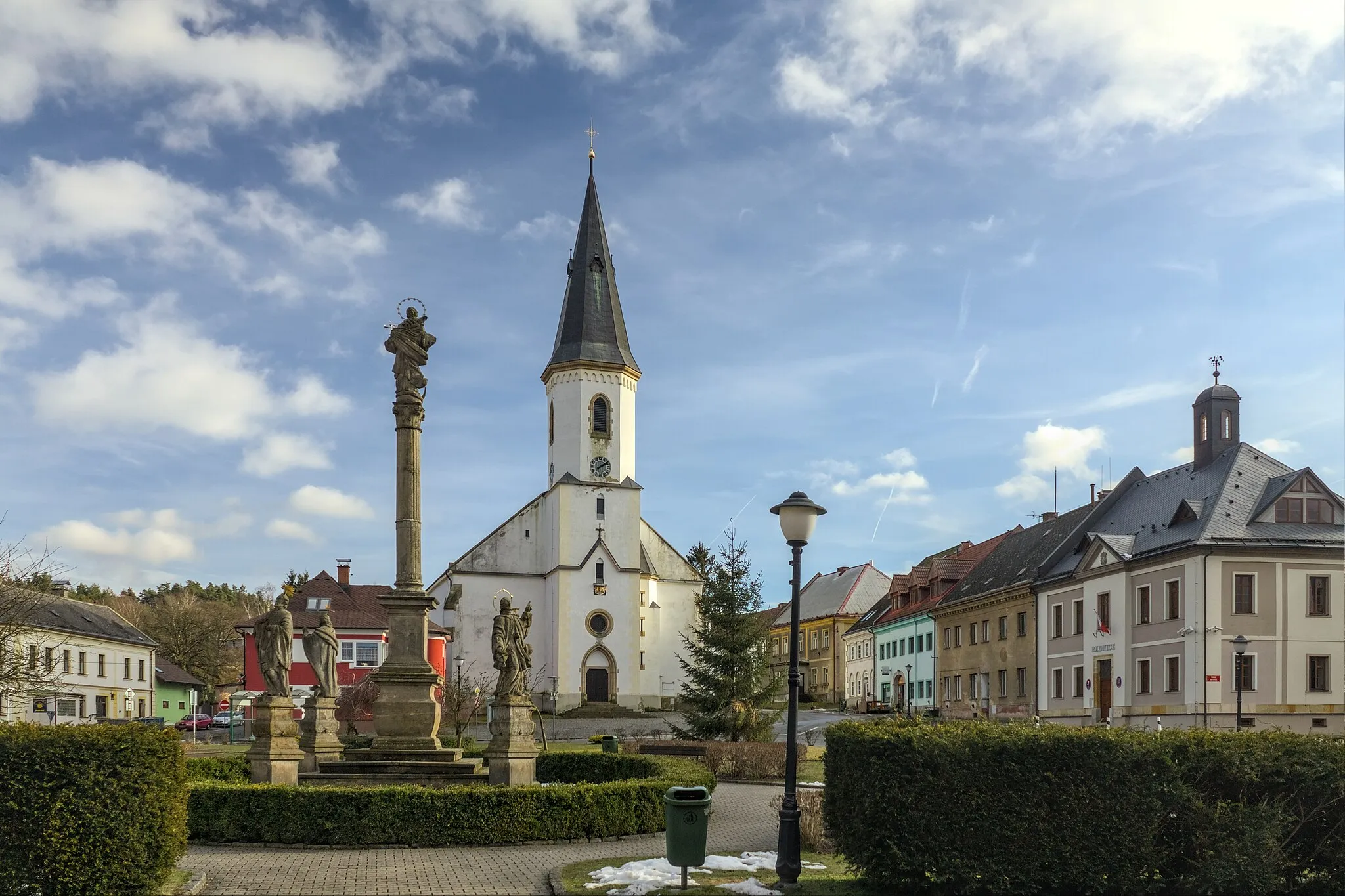 Photo showing: Svatovítské náměstí s mariánským sloupem a kostelem, Osečná