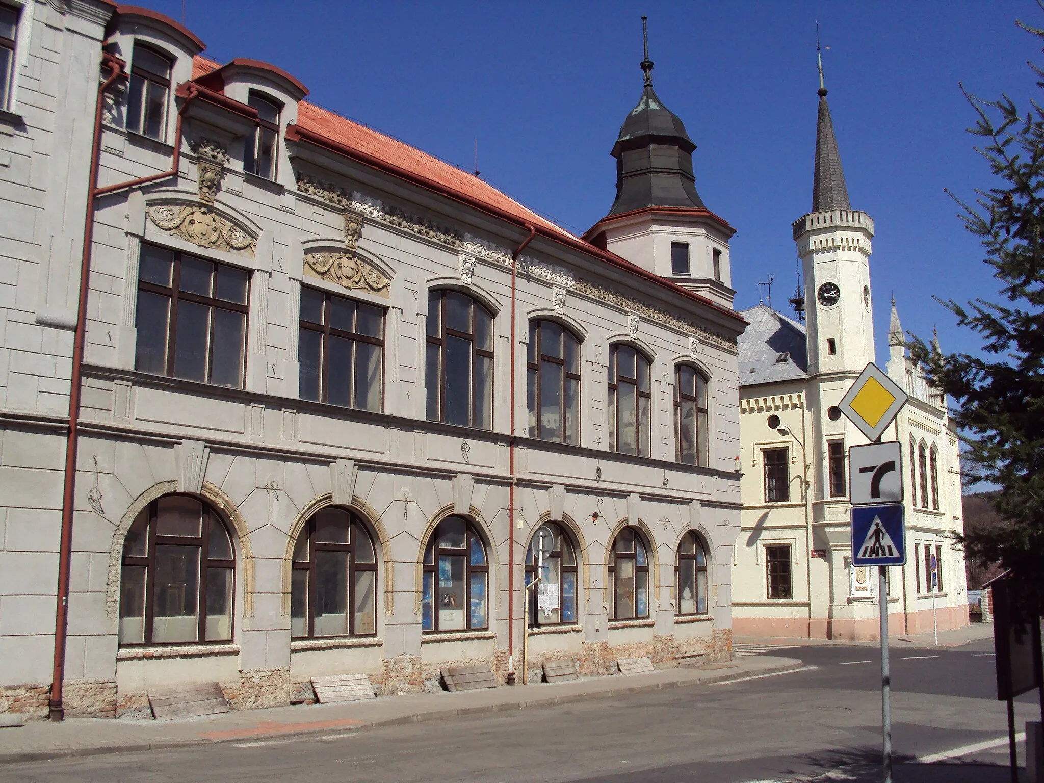 Photo showing: Bývalý hotel Orlík na náměstí v Zákupech