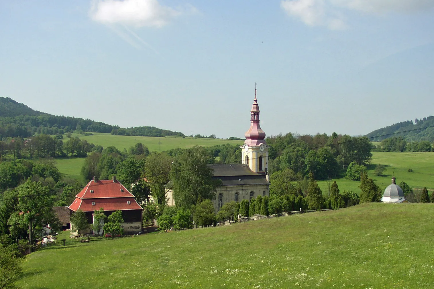 Photo showing: Kostel ve Volfarticích, fotografováno ze cyklostezky Varhany