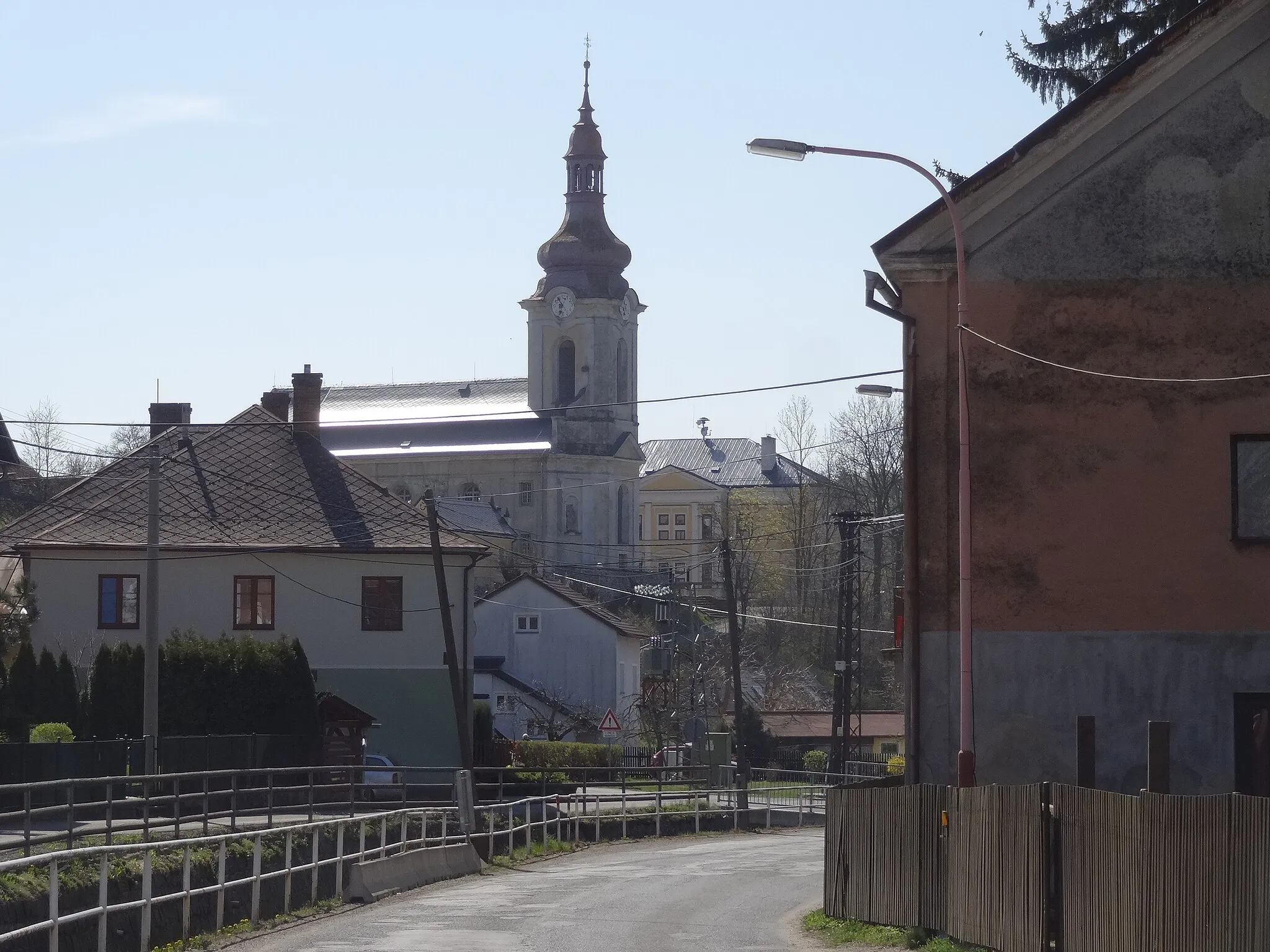 Photo showing: Volfartice - střed vsi pod kostelem