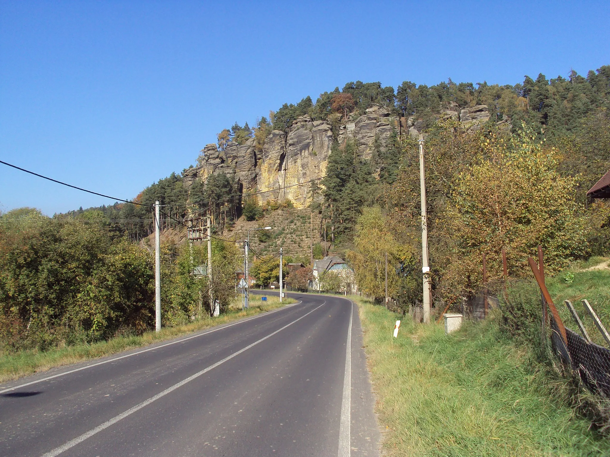 Photo showing: Skály nad Starým Svojkovem, z silnice do Zákup