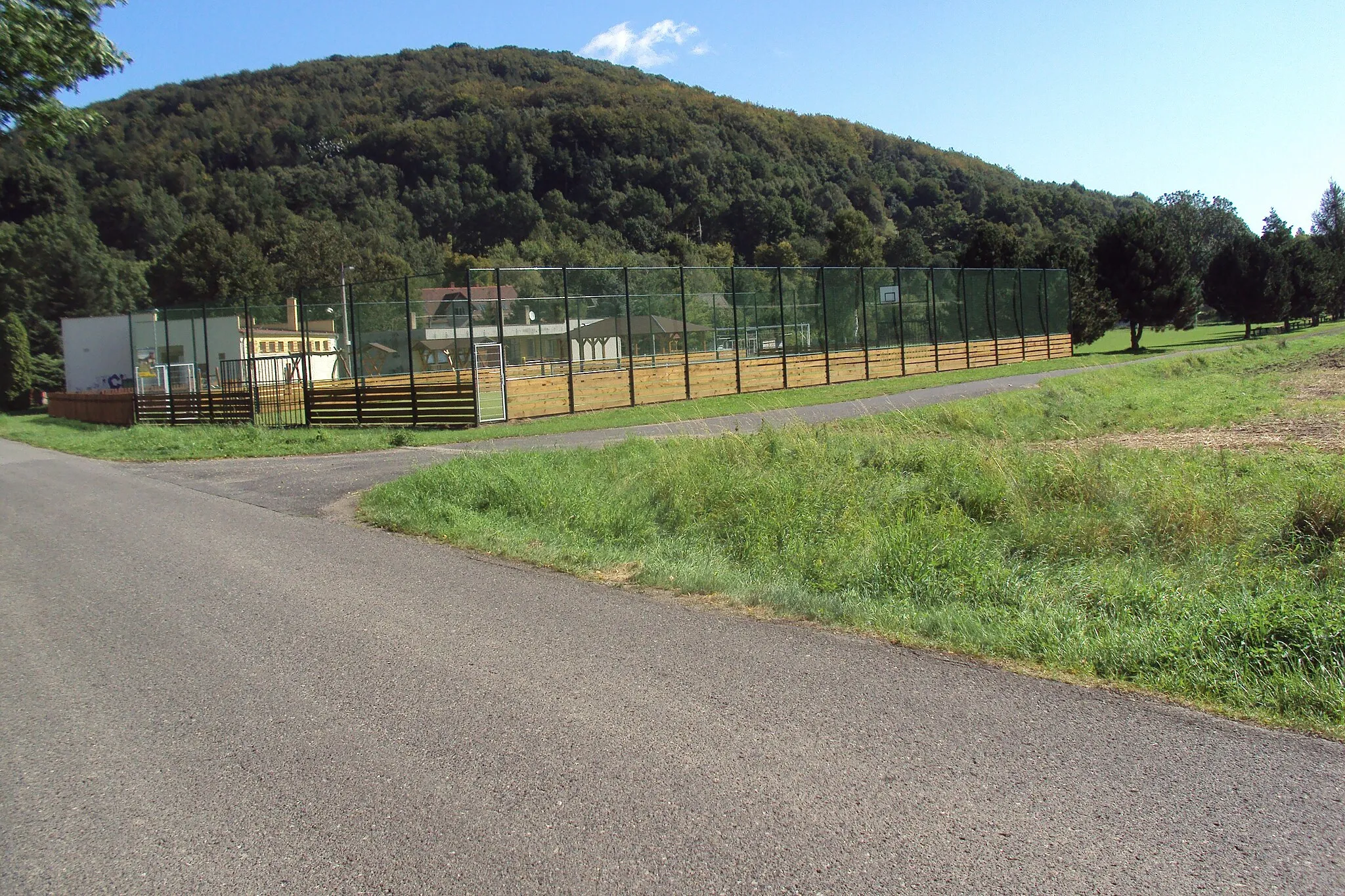 Photo showing: Sportovní areál v Novinách pod Ralskem, kurty sousedí s fotbalovým hřištěm