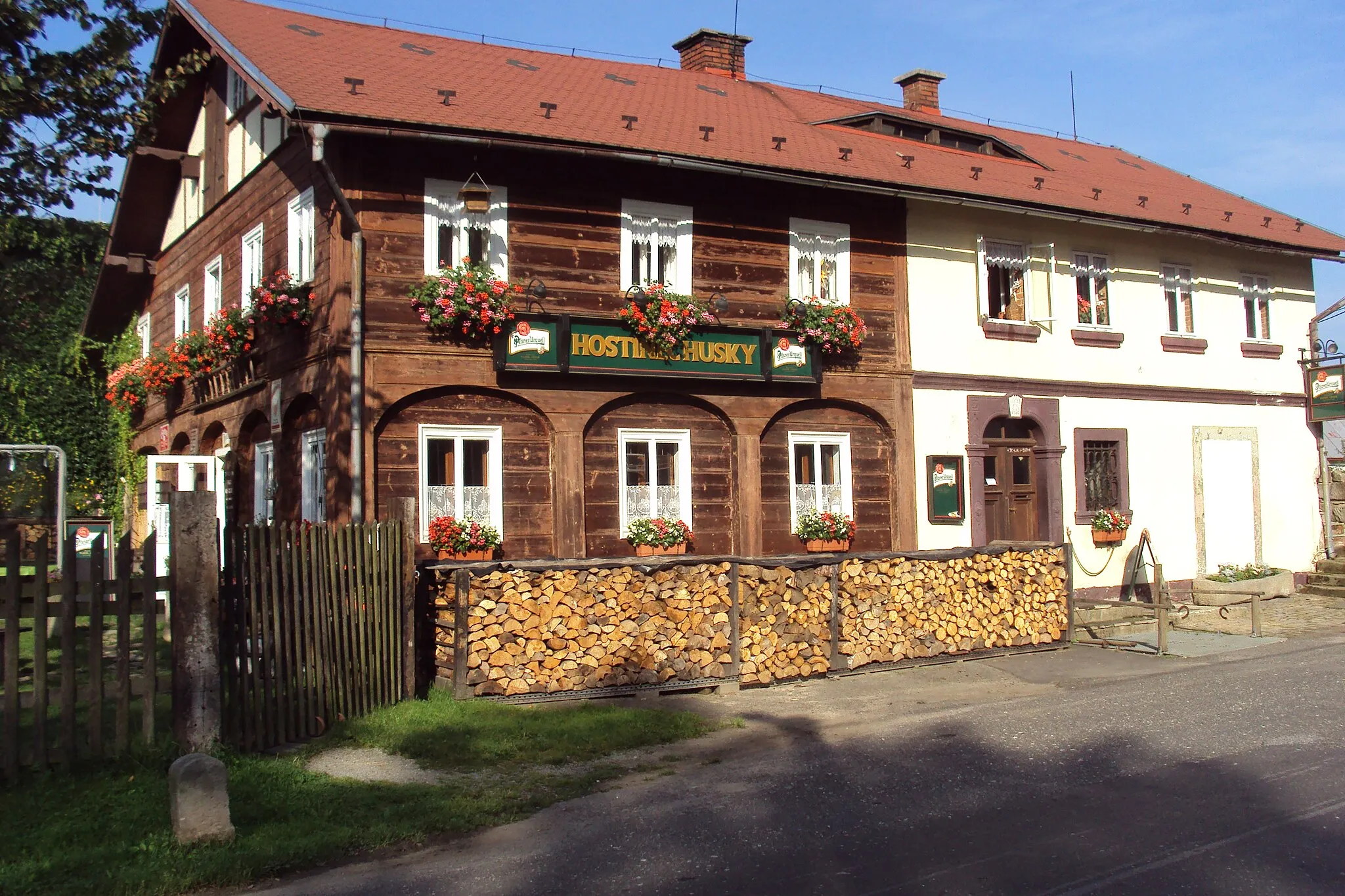 Photo showing: Hostinec Husky v obci Mařenice, zhruba ve středu