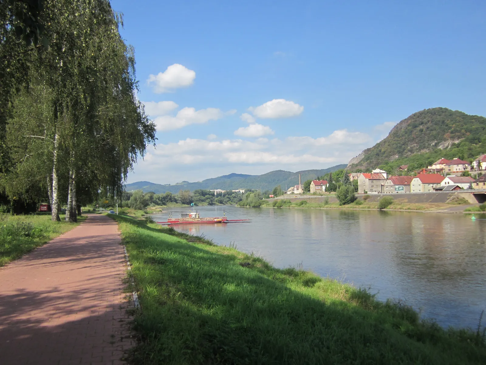 Photo showing: Elbe with Velké Březno ferry, Czech Republic.