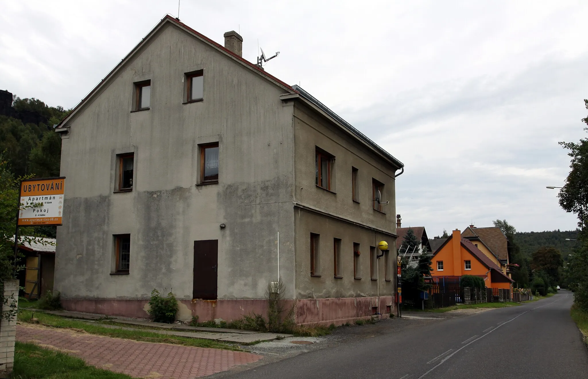 Photo showing: Post in Tisá village in Ústí nad Labem District, Czech Republic
