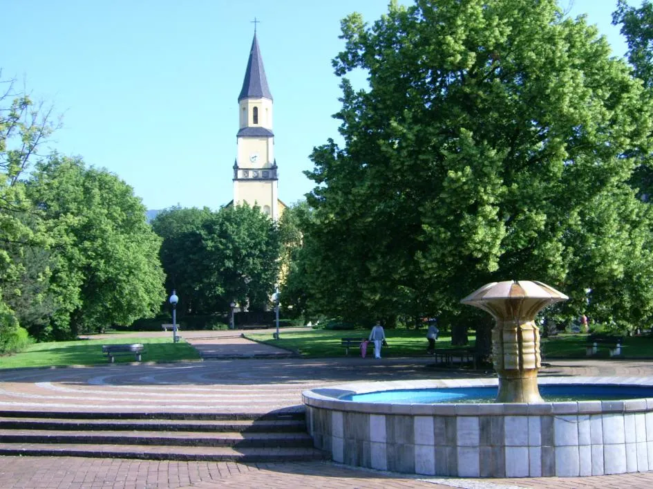 Photo showing: Bezejmenné hlavní náměstí podél Krušnohorské ulice v Chlumci u Ústí nad Labem.