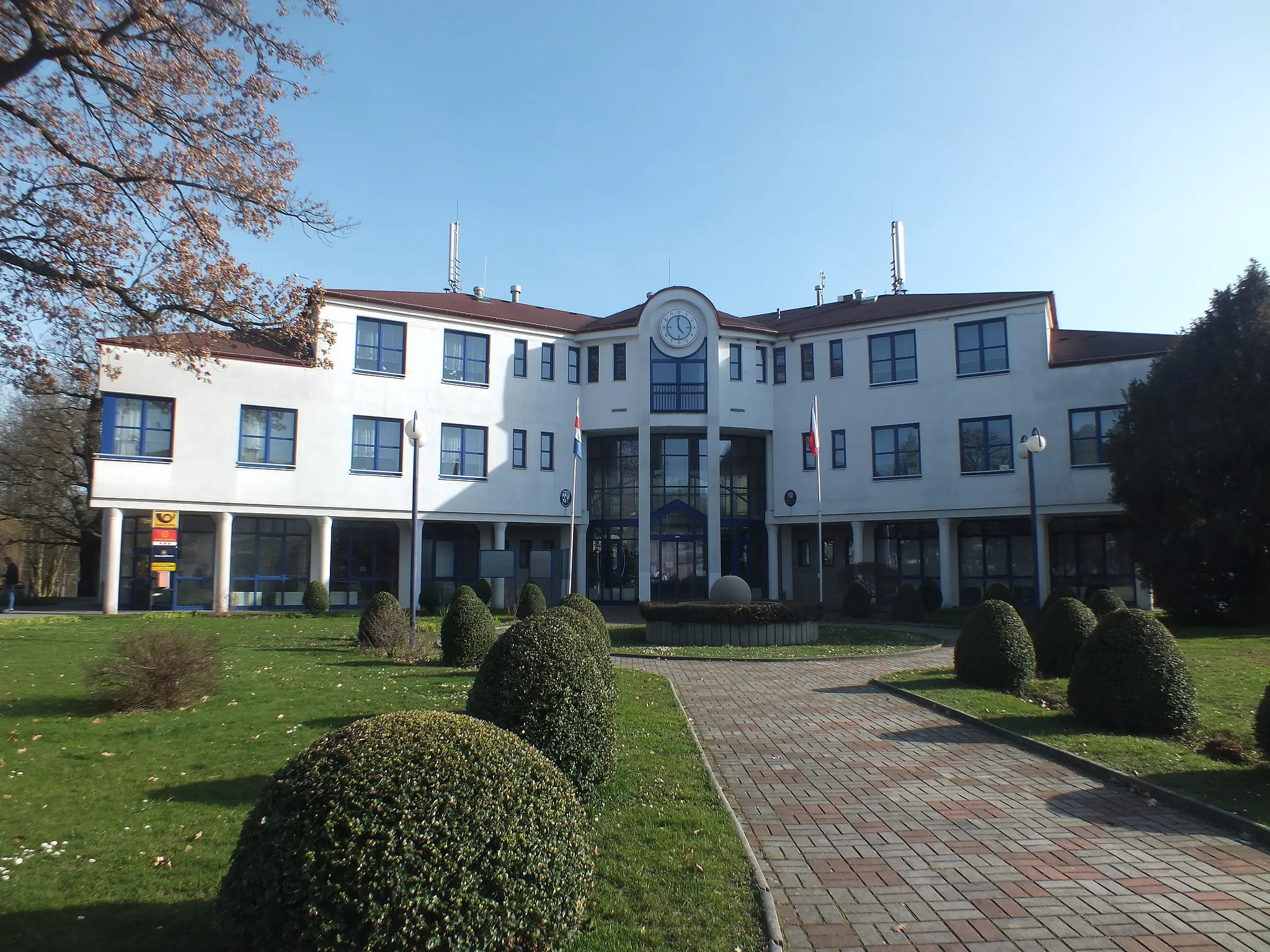 Photo showing: The municipality office, the post office and the municipal library in Proboštov