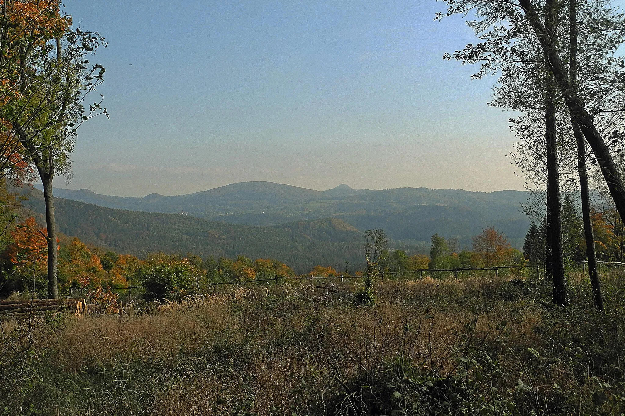 Photo showing: Blick vom Sattel oberhalb von Hasel / Líska zum Kleinen Buchberg (Malý Buk) bei Kytlice (Falkeneu)